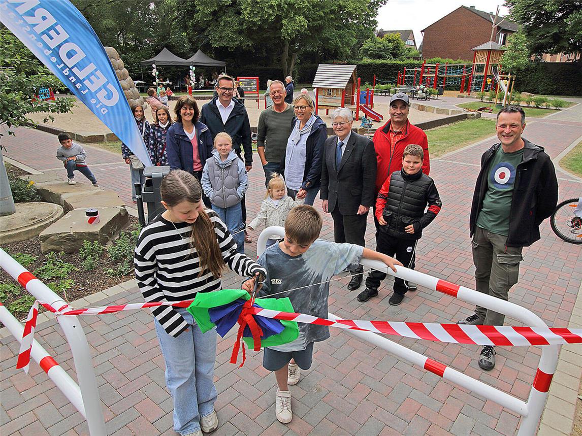 Traditionell wurde zu Beginn der Einweihung das Band durchgeschnitten.NN-Fotos: Theo Leie