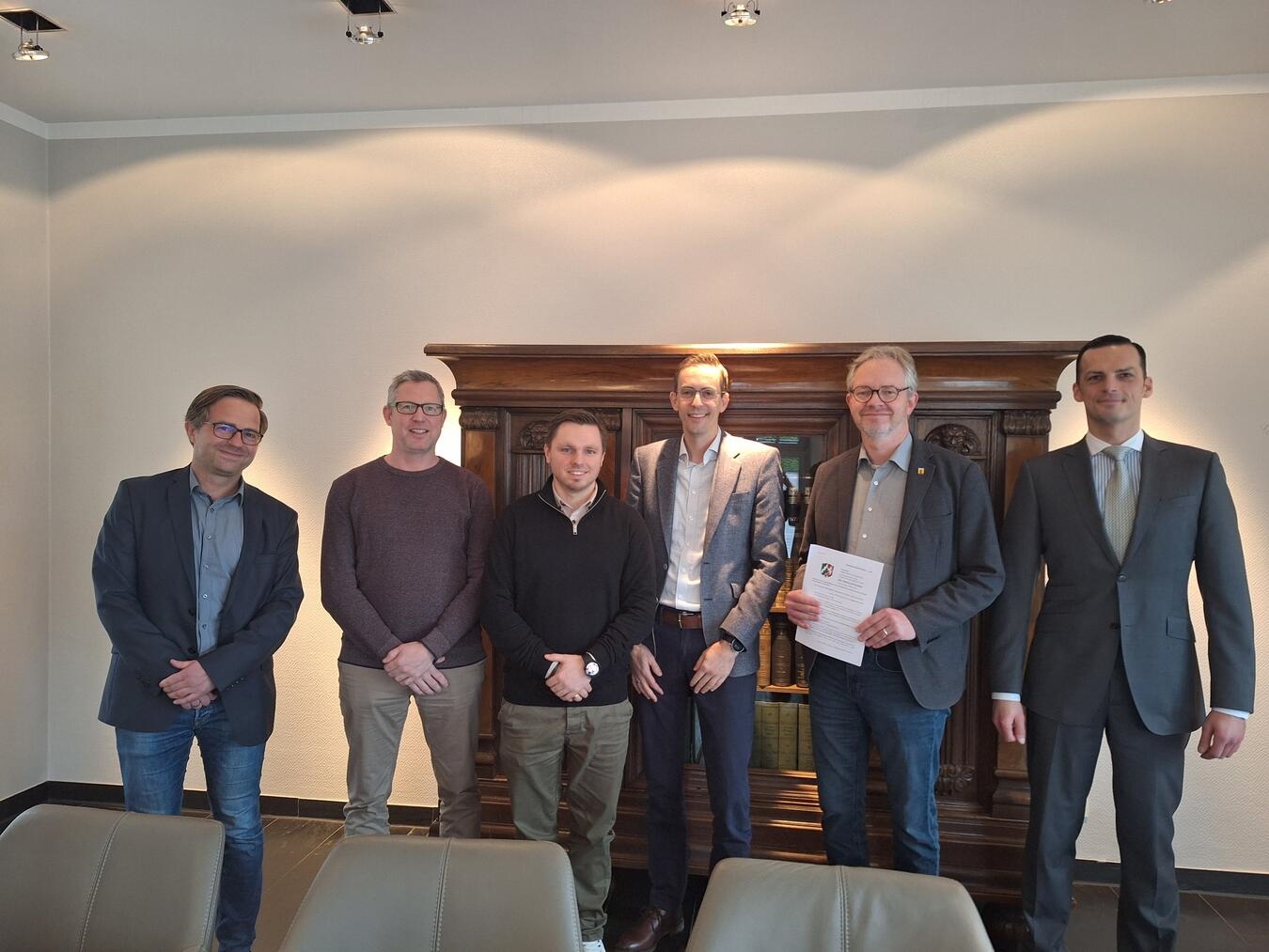 Trafen sich zur Beurkundung der Gelsenwasser-Beteiligung an den Gemeindewerken Wachtendonk: (v. l.) Johannes Paus, Alexander Pasch, Tobias Homp, Jan Paul Hagendorn, Paul Hoene und Dr. Nikolaus Ludes (Rechtsanwalt und Notar). Foto: Gelsenwasser