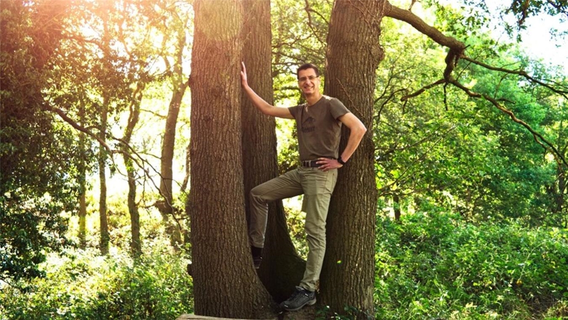 "Joachim Scholtheis lächelnd beim Natur- und Achtsamkeitstraining, Trainer, Outdoor, Achtsamkeit"