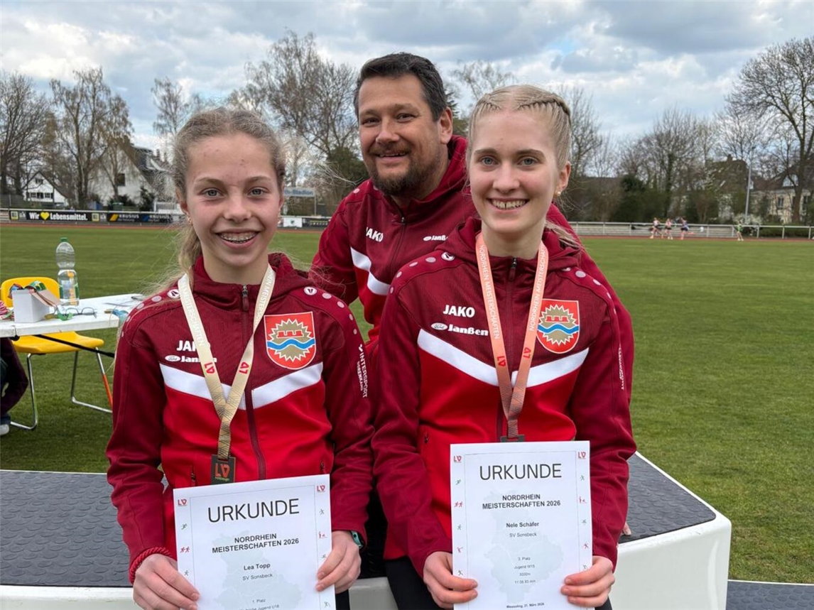 Trainer René Niersmann mit Lea Topp (l.) und Nele Schäfer. Foto: SV Sonsbeck