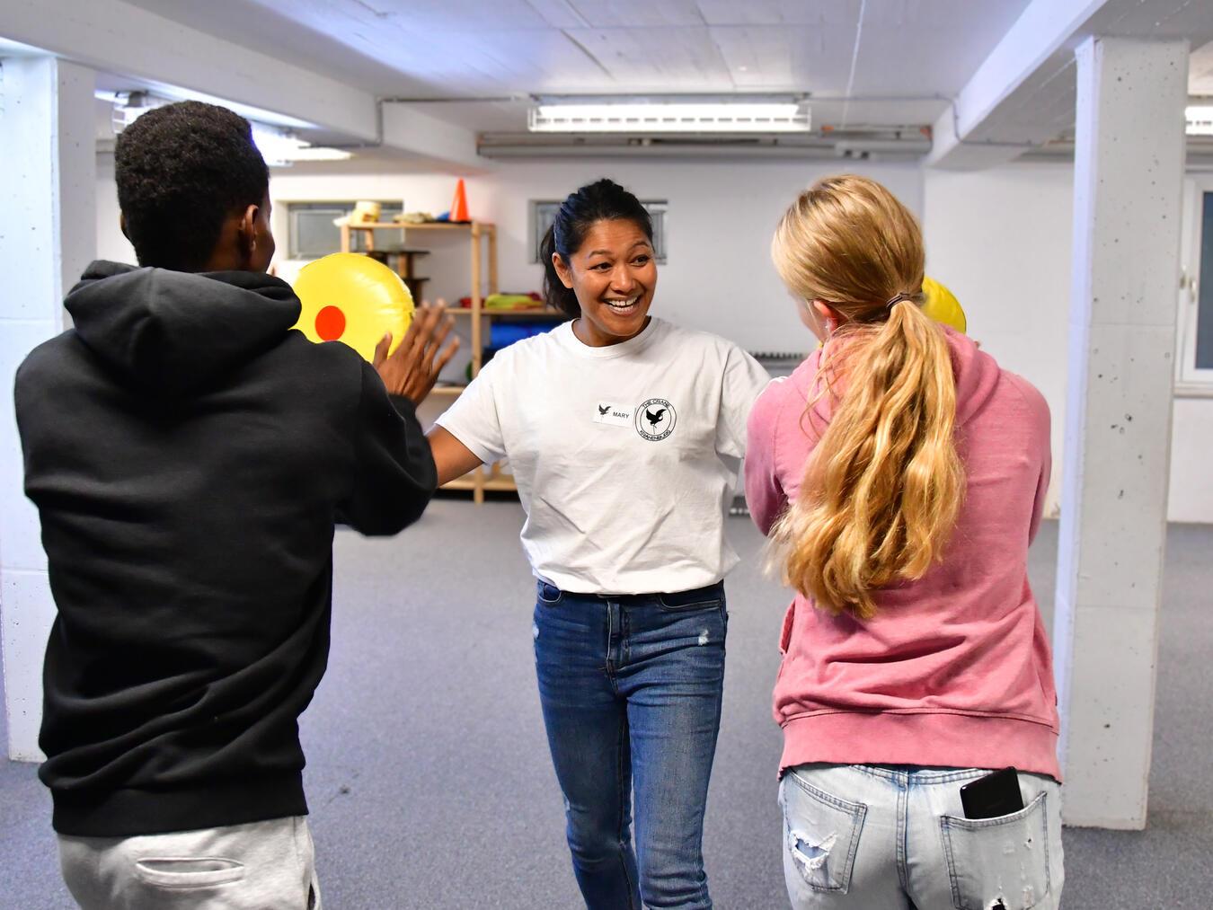Trainerin Mary Arnold zeigt, dass Mimik und die Gestik eine zentrale Rolle spielen. Foto: Caritas