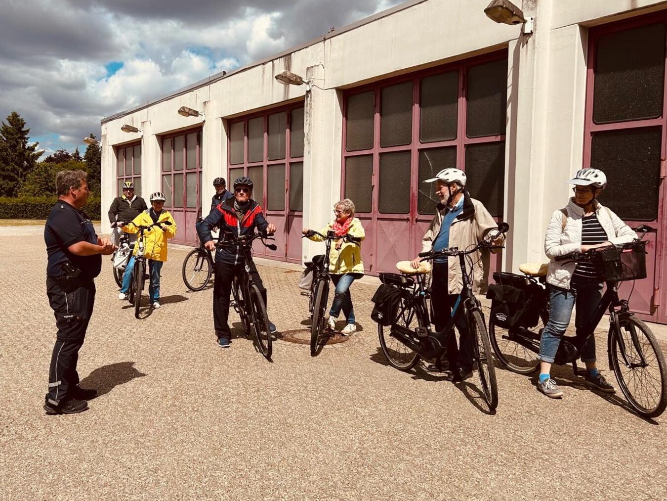 Trainingsleiter Stefan Cohnen führt eine Gruppe durch das Pedelec-Training. Foto: Privat
