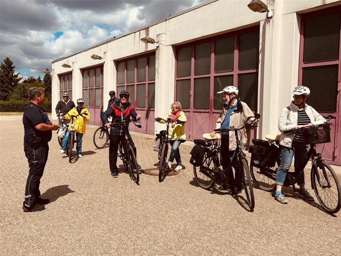Trainingsleiter Stefan Cohnen führt eine Gruppe durch das Pedelec-Training. Foto: Privat