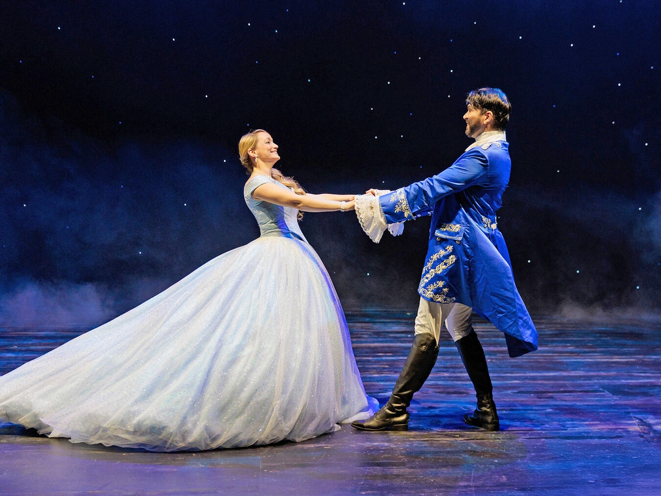 Traumhafte Kostüme und fantastische Bühnenbilder warten auf das Publikum im Oberhausener Metronom Theater. Fotos: Michael Bohmländer