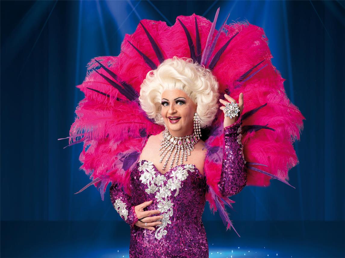 Travestie-Ikone Maria Crohn führt augenzwinkernd durch das Programm. Foto: Steven Schwanz