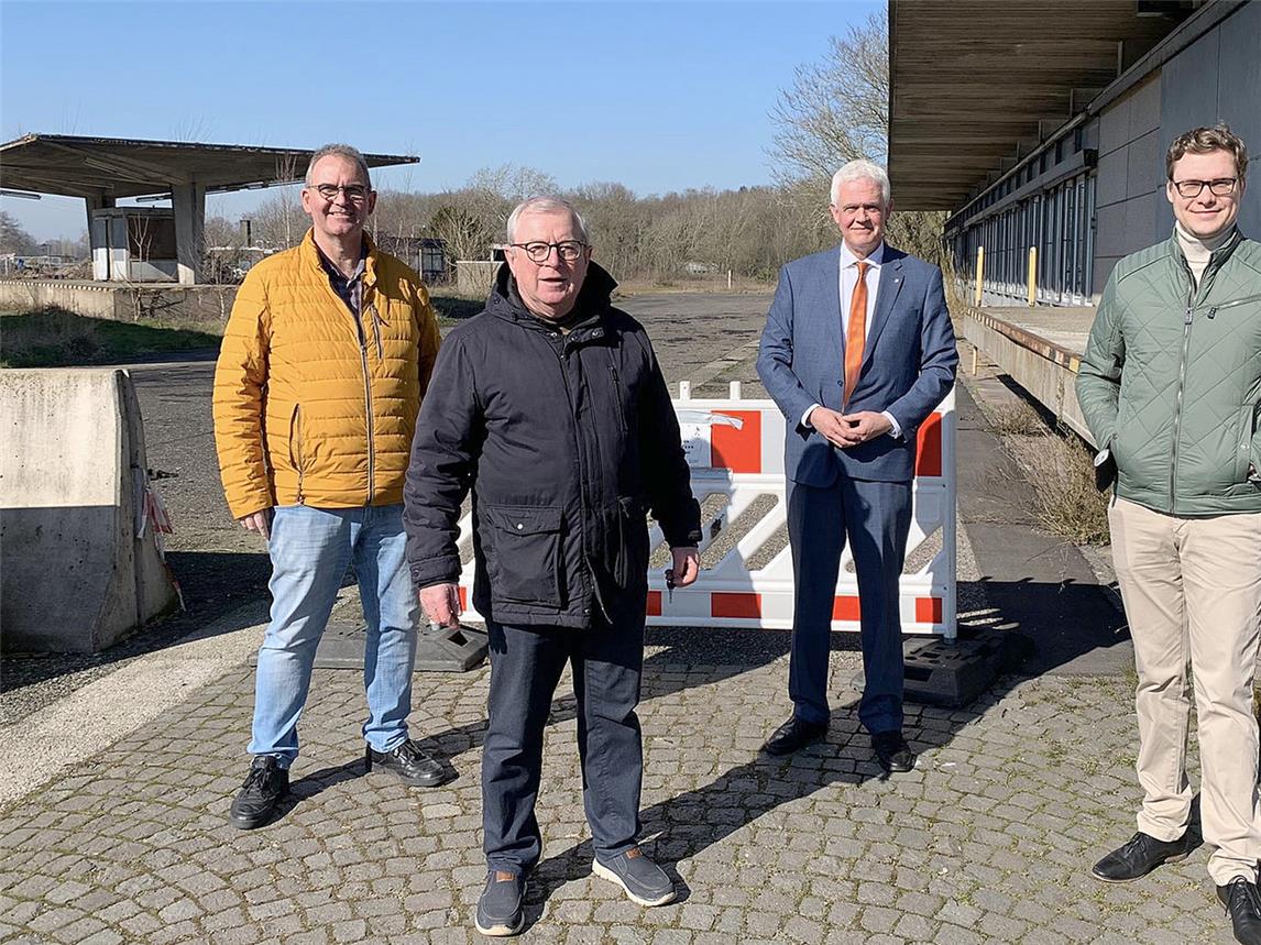 Treffen an der A3: Horst Derksen, Albert Jansen, Dr. Günther Bergmann und Dr. Matthias Reintjes (v. l.) an der Autobahn bei Elten. Foto: privat