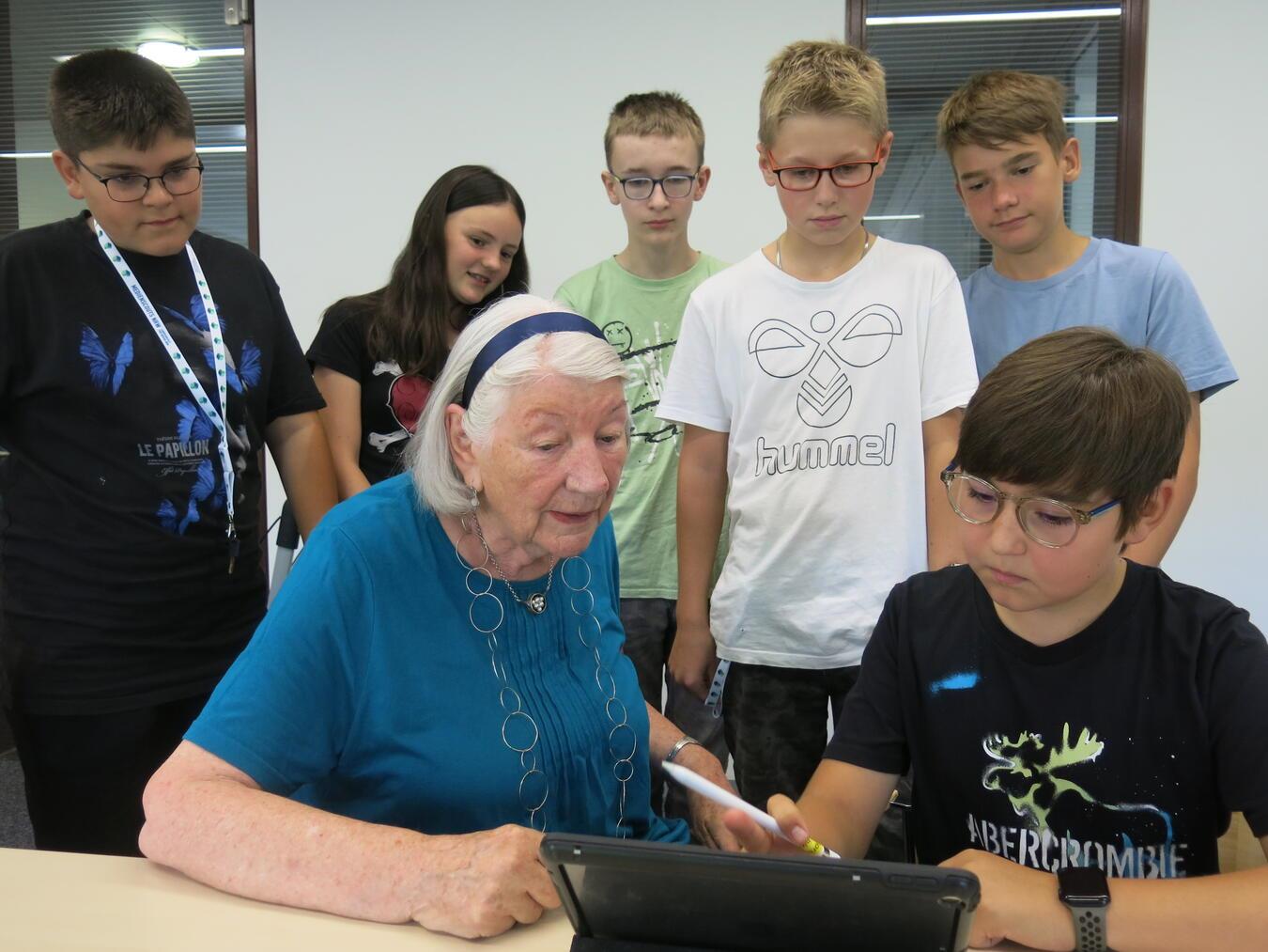 Treffen der Generationen: Die Schüler der Gesamtschule unterstützen Bewohner der Senioreneinrichtungen als „Medien-Helfer“. Foto: pro homine