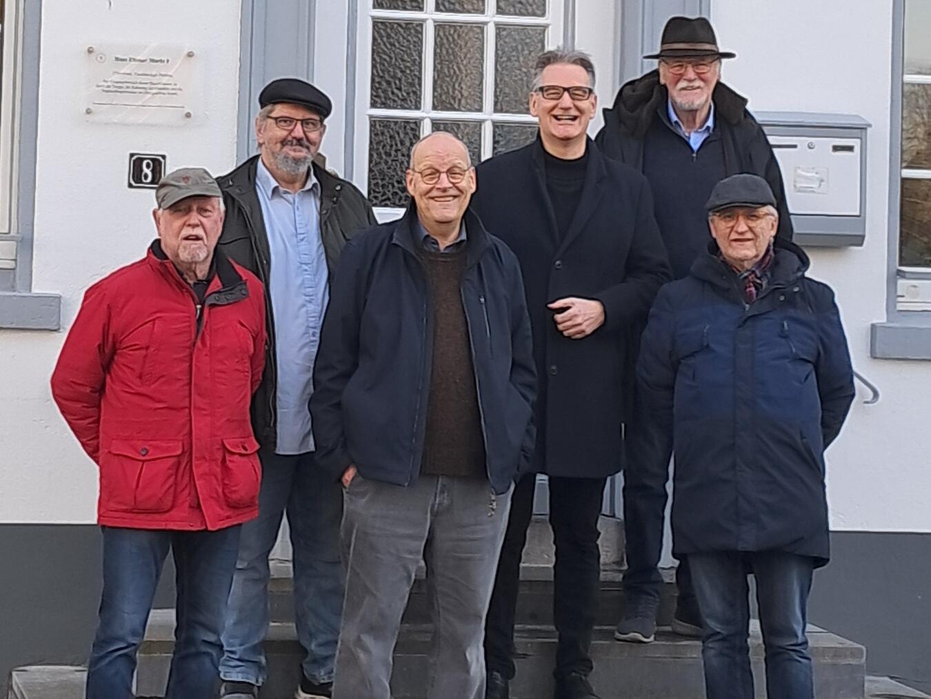 Treffen in Elten: Bodo Wissen (3. v. r.) mit Vertretern der Bürgerinitiative „Rettet den Eltenberg“. Foto: privat