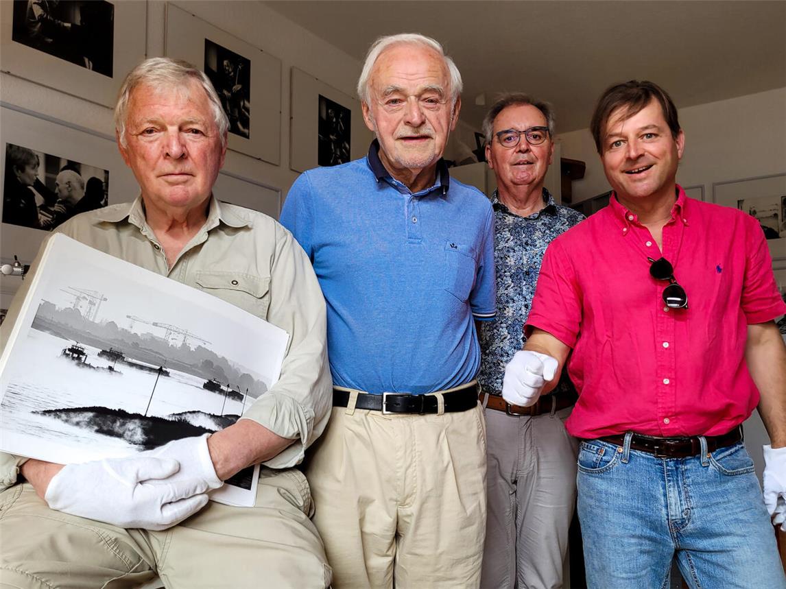 Treffen mit dem Fotografen Helmut Berghaus (l.): Roland Verheyen, Josef Gietemann und Frank Mehring. Foto: Museum Forum Arenacum