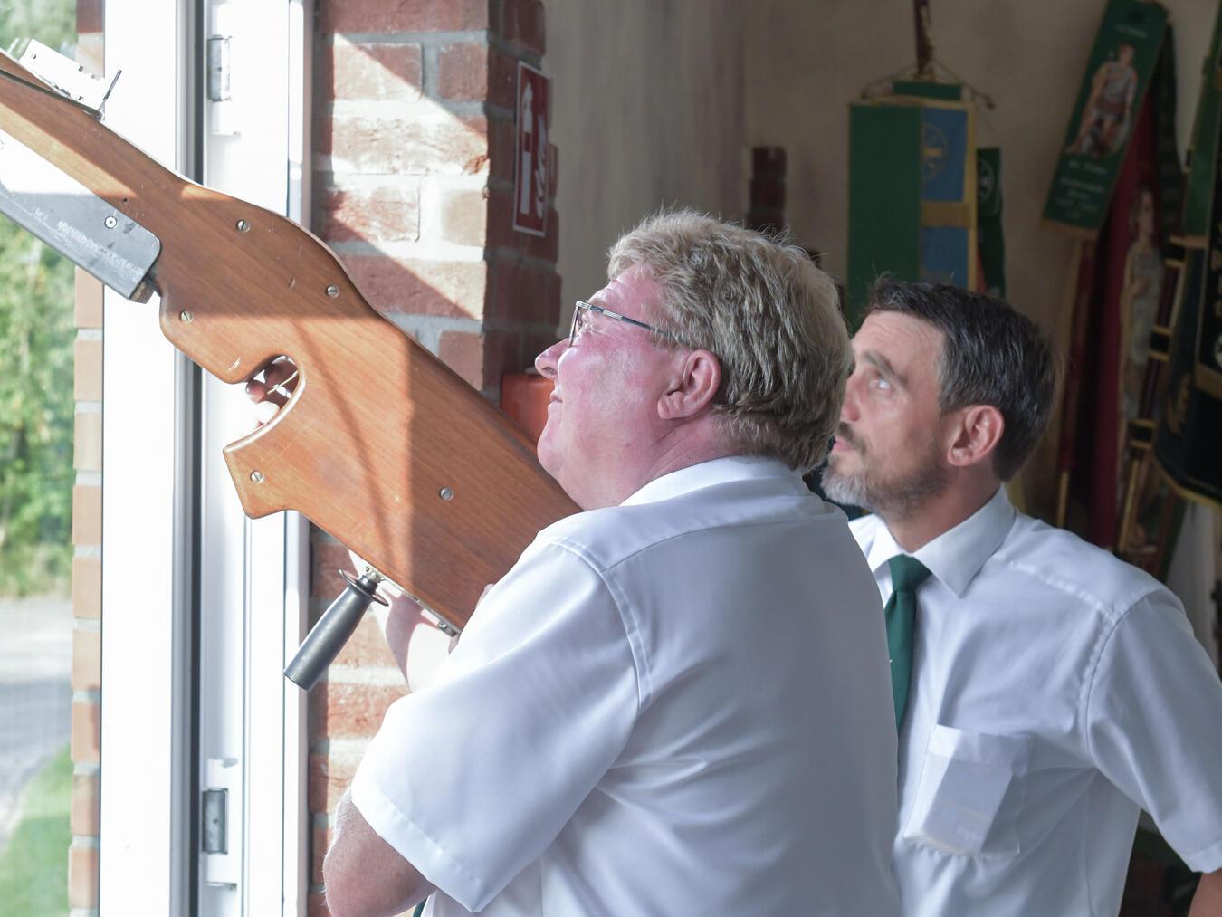 Treffsicher am Gewehr zeigte sich nicht nur der neue König Sascha Wirschull (r.). NN-Foto: Gerhard Seybert