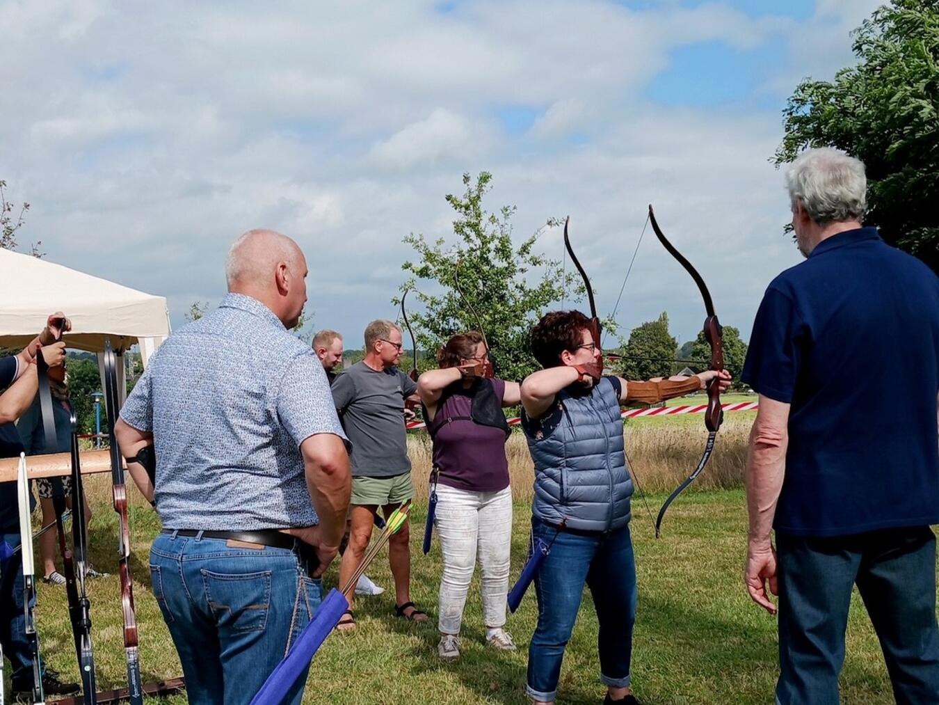 Treffsicher: Die Teilnehmer des Kurses „Meditatives Bogenschießen“ in Elten. Foto: privat