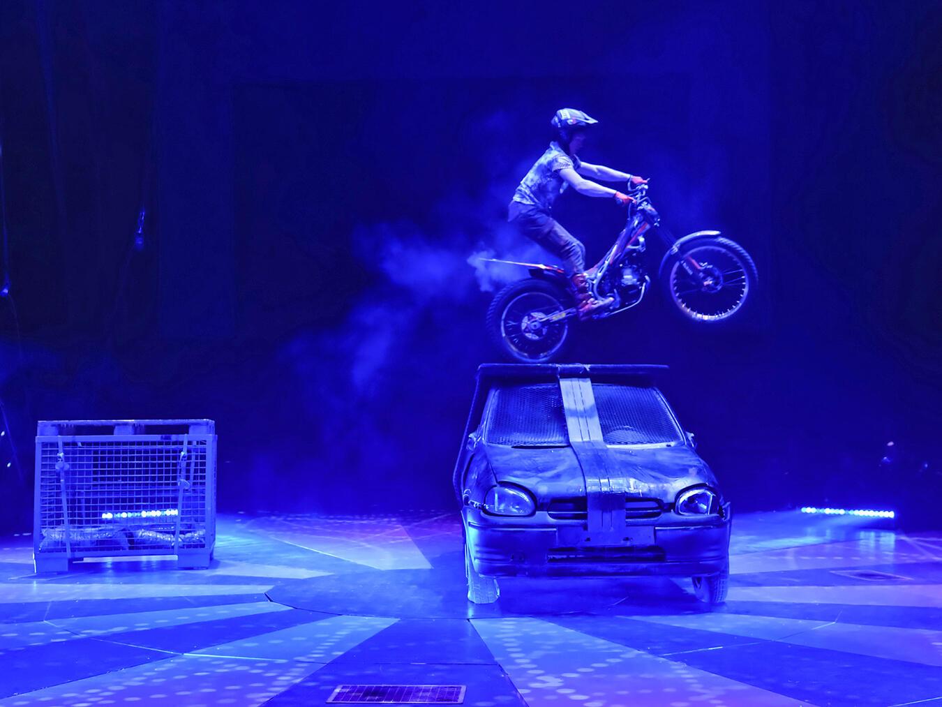 Trialfahrer Jonathan Heidel ist in der neuen Show auf seinem Spezialmotorrad unterwegs und kein Hindernis kann ihn stoppen. Foto: Mario Zgoll