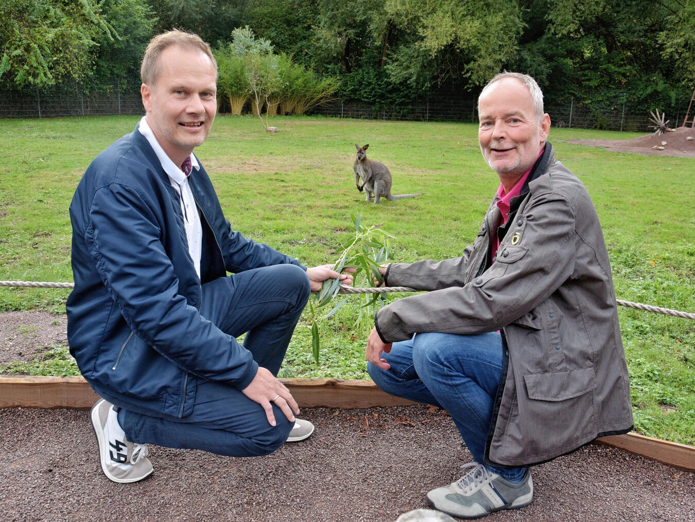 "Stefan, anonymes Patenkänguru und Klaus im Trio, Abstand haltend, NN-Foto von Rüdiger Dehnen"