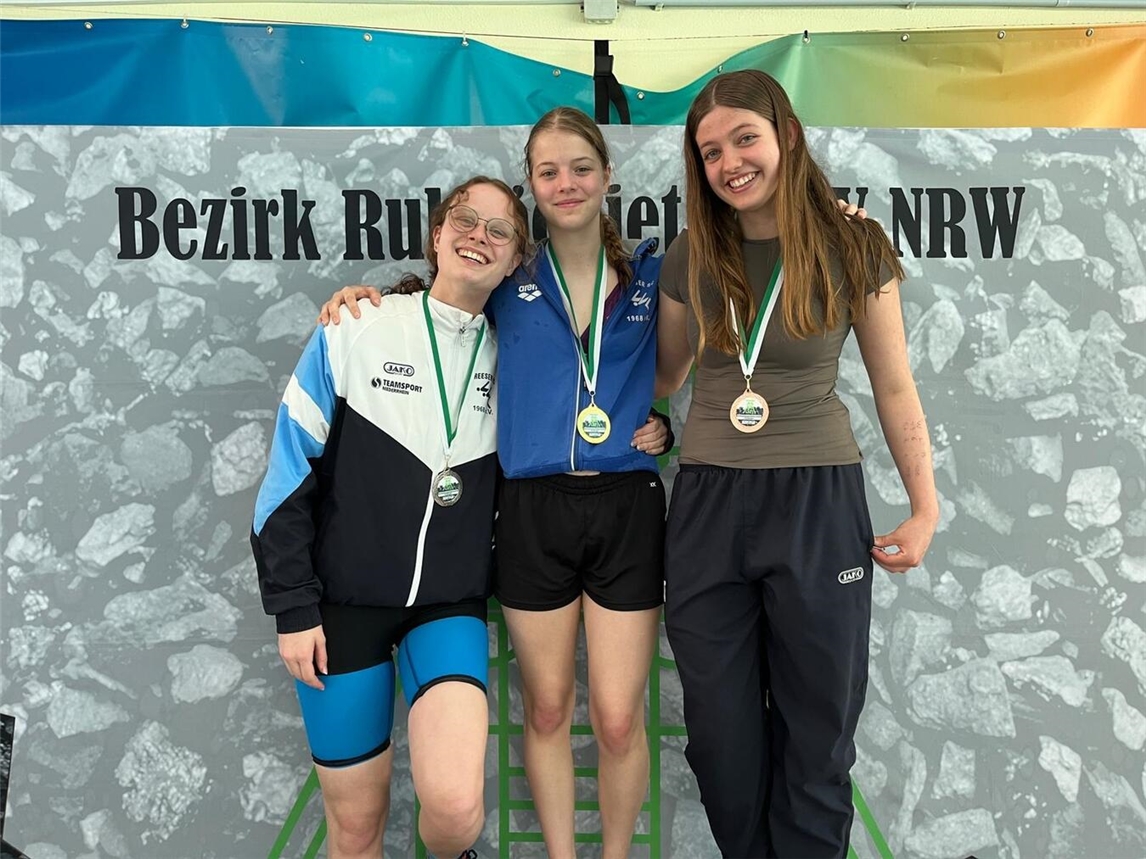 "Triple-Sieg für Reeser SC im 50m Brustschwimmen: Ida Stiller, Judit Bongers, Jule Tiggelbeck"