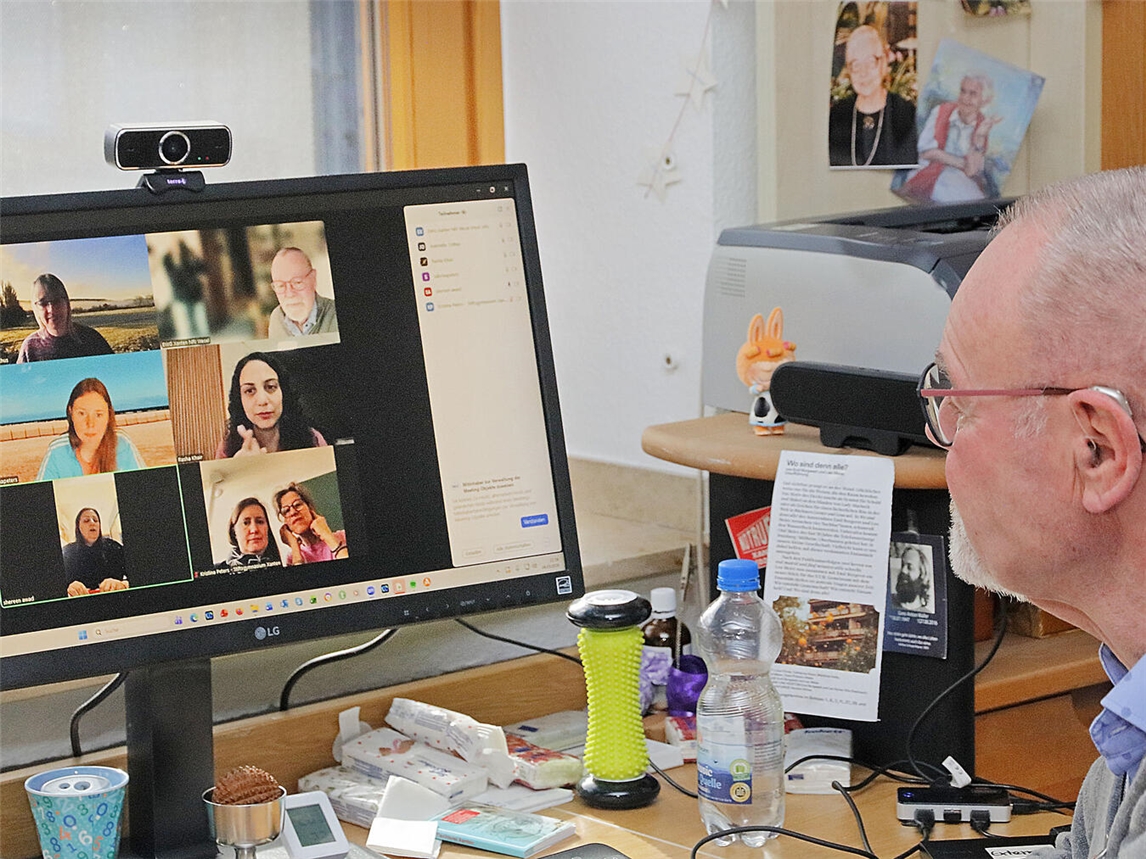 Trotz des Krieges wird der Kontakt nach Beit Sahour gehalten: Wolfgang Schneider (EWGX; r.) und Vertreter der Schulen tauschten sich aus und stellten das Spendenprojekt vor. NN-Foto: Theo Leie