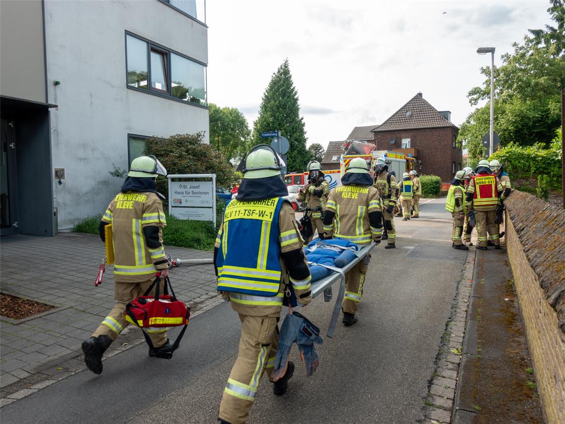 Trotz Entwarnung verlief der Einsatz sehr professionell. Foto: Feuerwehr Kleve