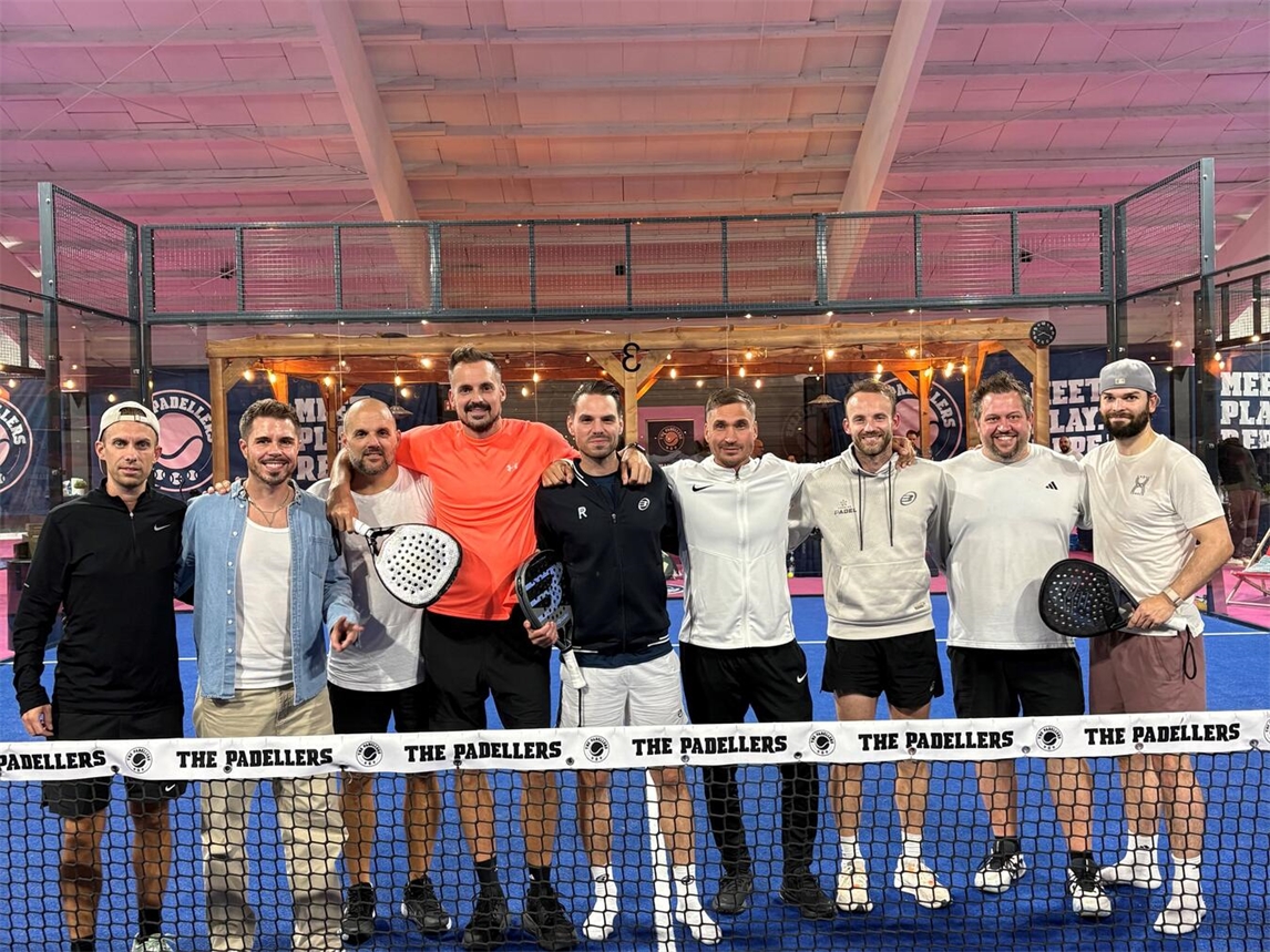 Trotz Niederlage eine starke Leistung vom Padel-Team: (v.l.) Simon Könings, Thomas Janßen, Lutz Leurs, Andre Spittmann, Robin van der Heiden, Branko Sredojevic, Daniel Brodhuhn, Felix Moeselaegen und Niklas Joosten. Foto: privat