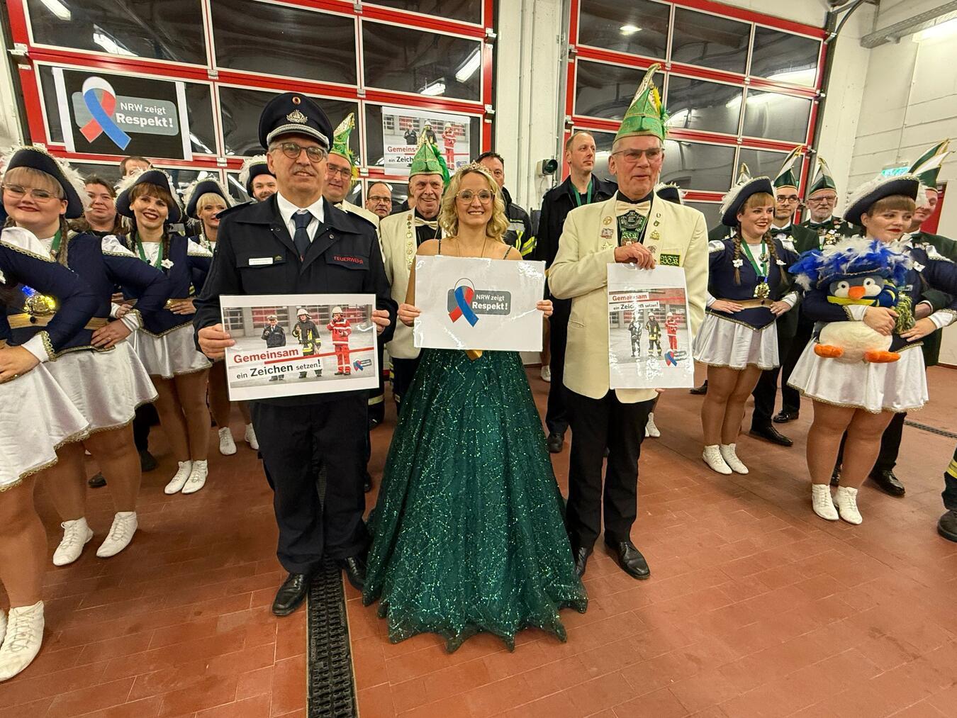 Tulpenprinzessin Tina II setzt ein starkes Zeichen gegen Gewalt an Einsatzkräften. Foto: Feuerwehr Bedburg-Hau