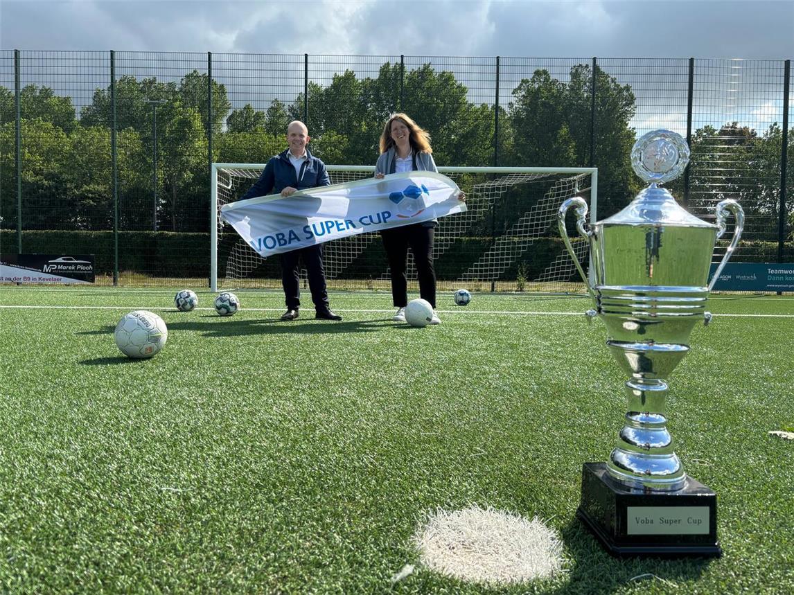 Turnierchef und Beisitzer des Kreisfußballausschuss Gilbert Wehmen und Volksbank-Sprecherin Tina Ganster. Foto: privat