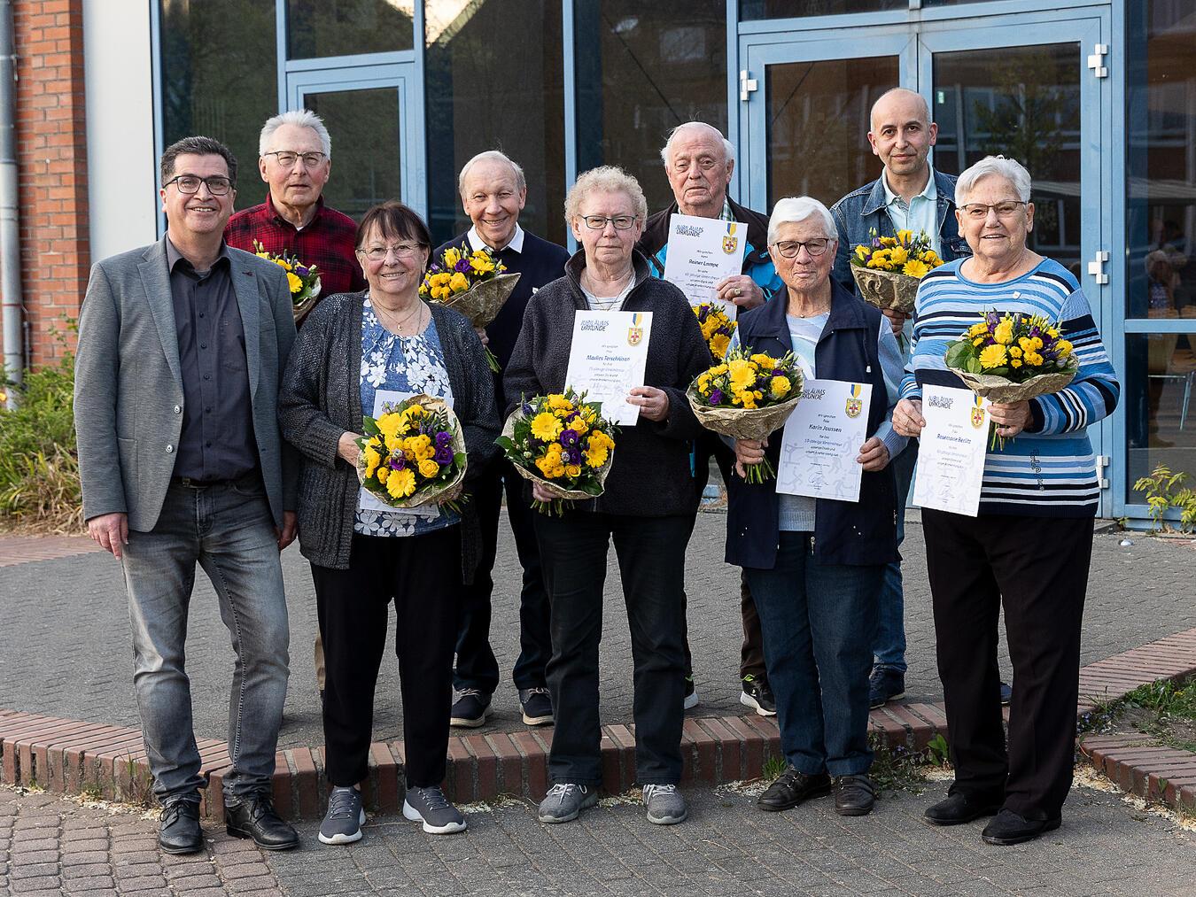 Rheinberg: Frank Tatzel bleibt TuS 08-Präsident TuS-Präsident Frank Tatzel, Gerhard Dormann, Gerlinde Michel, Friedhelm Hoff, Marlies Terschlüsen, Reiner Lampe, Karin Joussen, Taner Acikel und Rosemarie Beelitz (v.l.) freuen sich über die Auszeichnung.Foto: Peter Meulmann