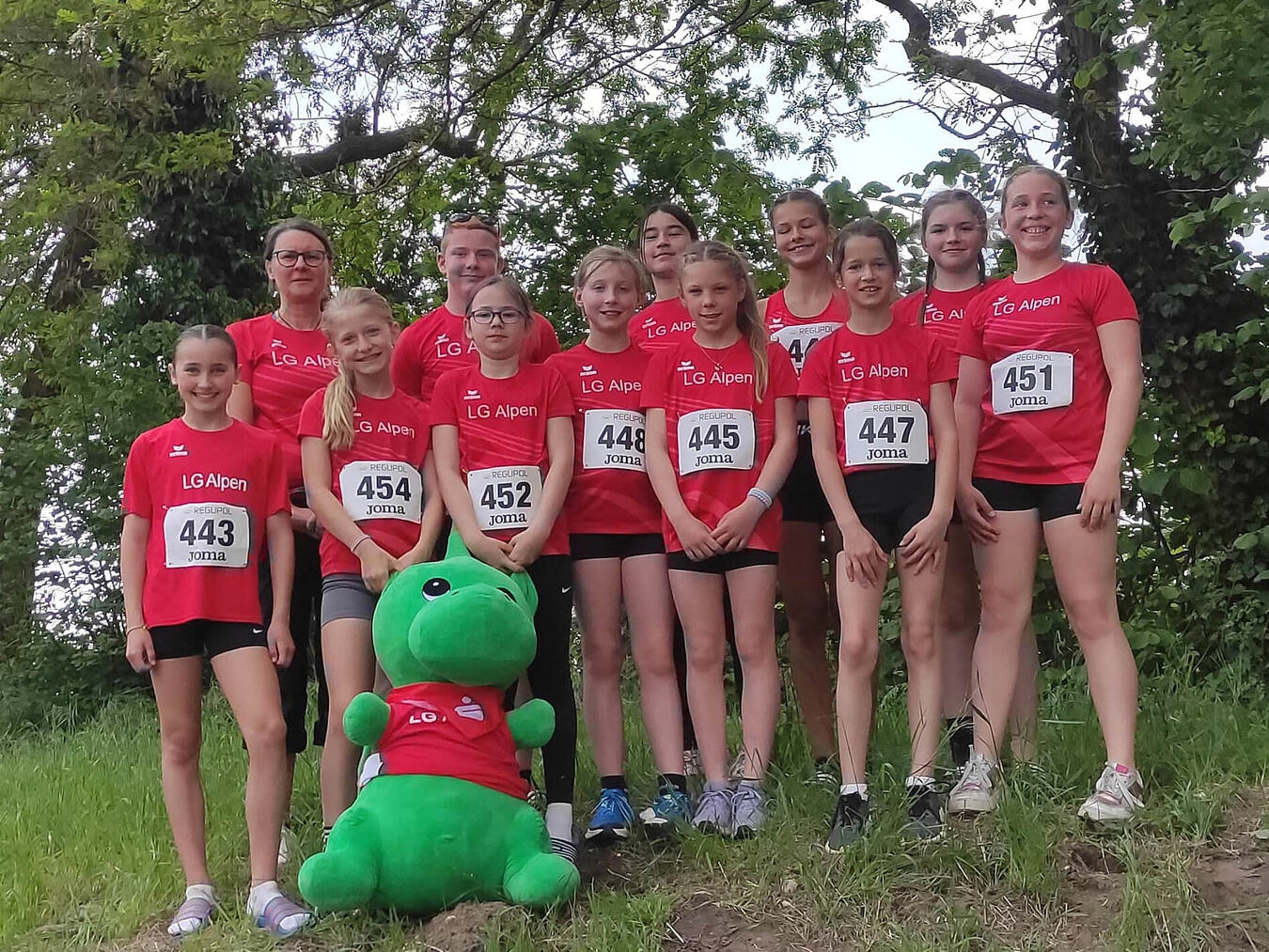 U10- bis U16-Jugend mit ihren Trainern. Foto: LG Alpen