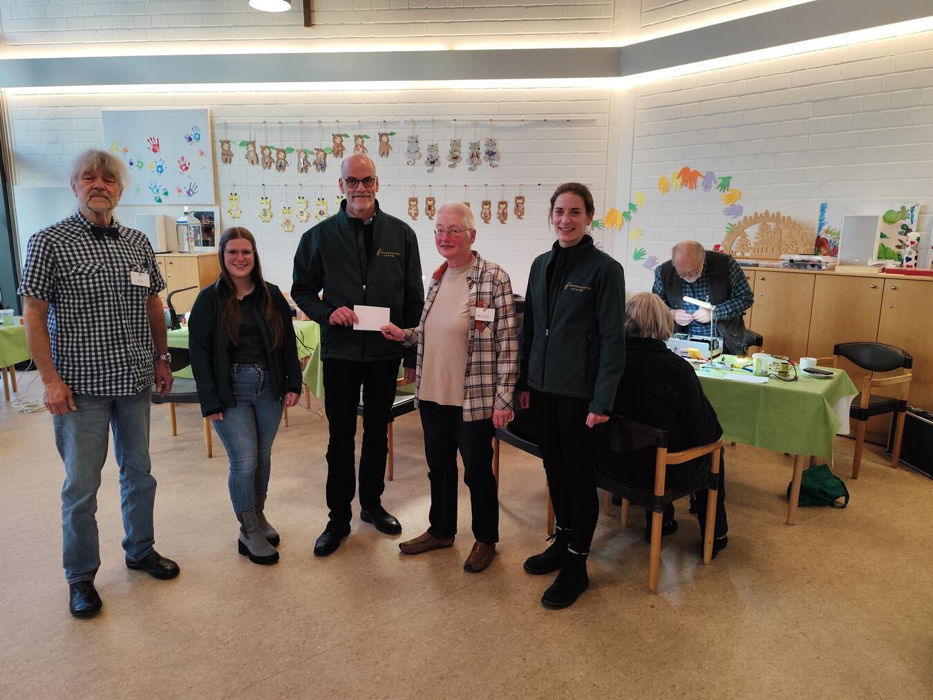 Ubald Pacher (l.) und Marion Domrath (2. v.r., beide Repair-Café) übergaben die Spende an Joana Mons (2. v.l.) , Ludger Broeckmann (m.) und Christin Broeckmann (r., alle Jugendorchester Uedem). Foto: privat