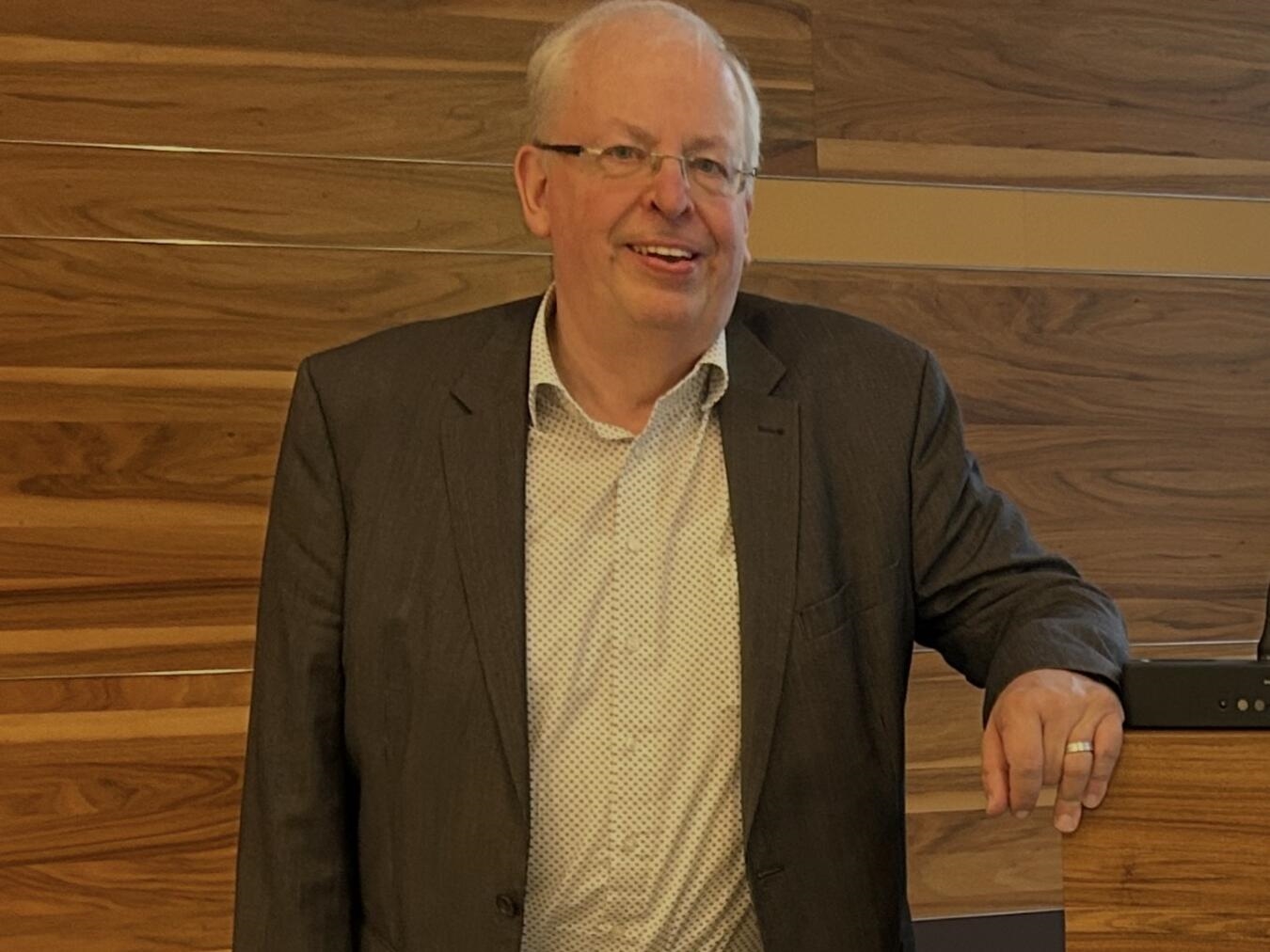 "Udo Holtmann, Kreistagsmitglied und Vorsitzender der VWG im Kreis Kleve, Porträtfoto"