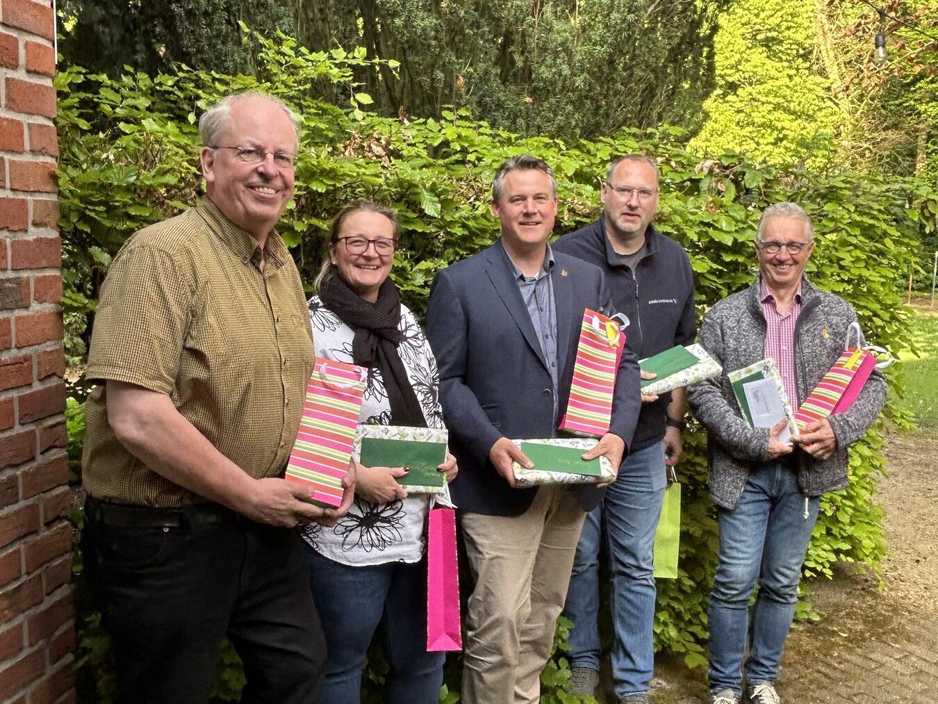 Udo Holtmann, Patricia Gerlings-Hellmanns, Ralf Janssen, Markus Peukes und Johannes Stammen mit ihren Präsenten. Foto: VWG