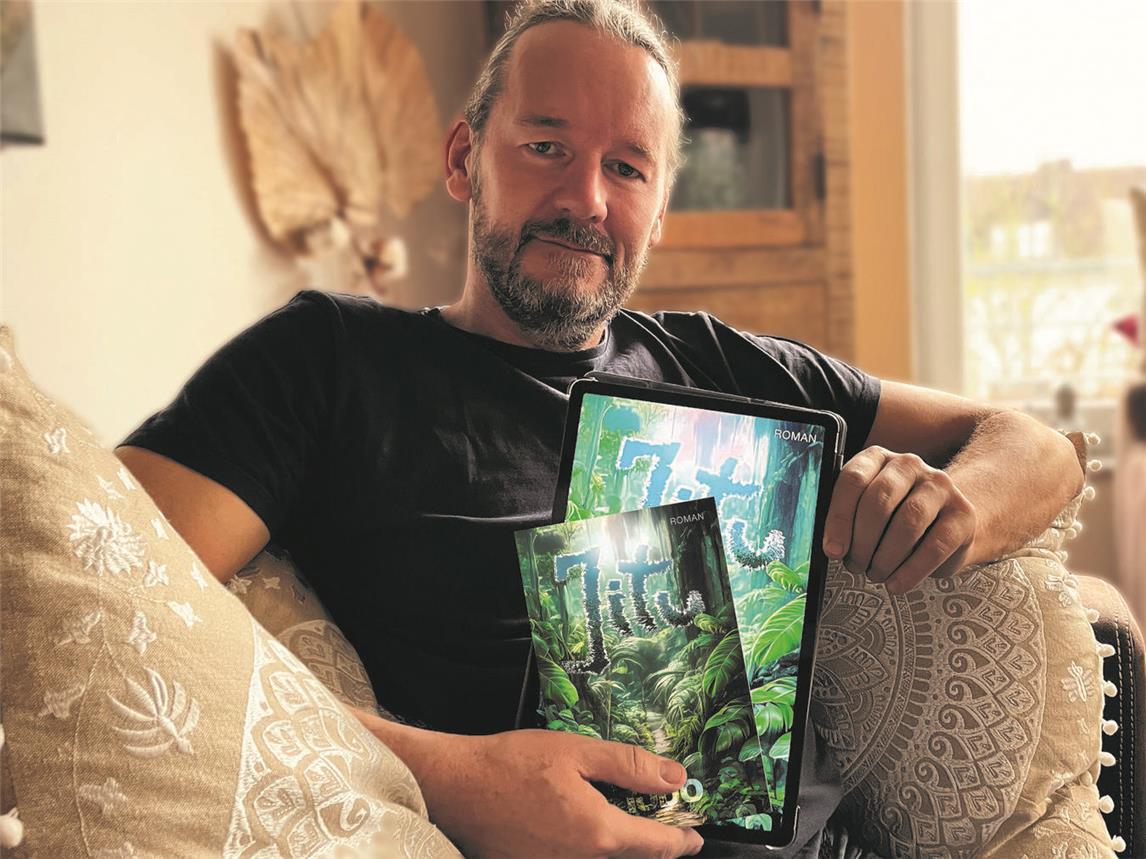 Udo Trapmann mit seinem ersten Roman. Foto: Udo Trapmann