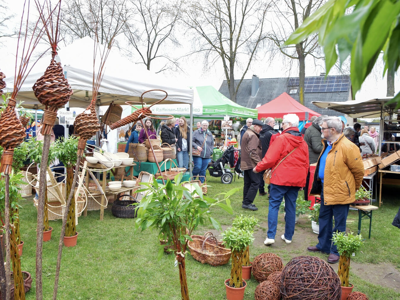 Stände mit Handwerksprodukten auf der Wiese in Schaephuysen