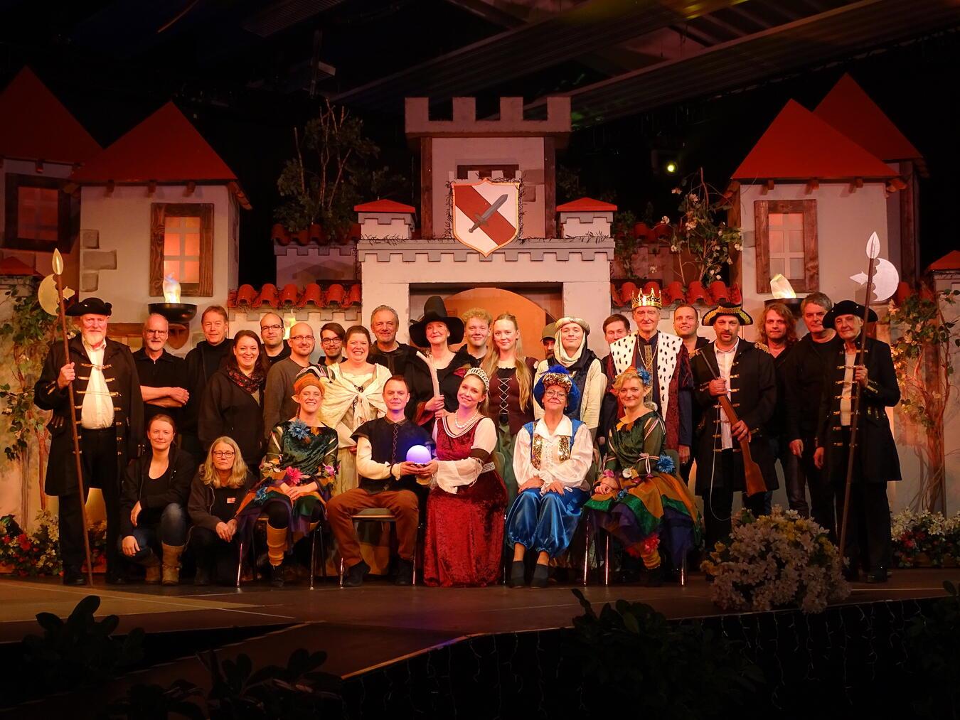 Über 8.500 Besucher wollten im vergangenen Jahr das 37. Weihnachtsmärchen Straelen „Das blaue Licht“ in der Bofrost-Halle sehen. Jetzt freut sich das Märchenteam des Kulturring Straelen auf die neue Inszenierung, die ab dem 15. Dezember Premiere feiert.Foto: Kulturring Straelen