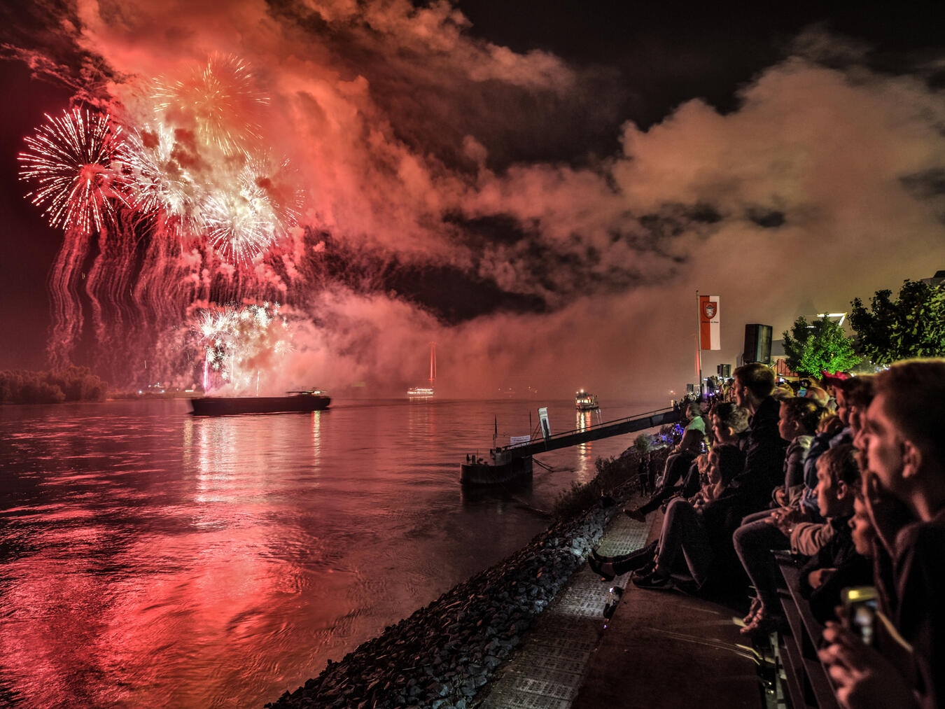 Feuerwerk über dem Rhein am 25. Juli, begleitet von Musik; spektakuläre Lichtershow am Fluss.