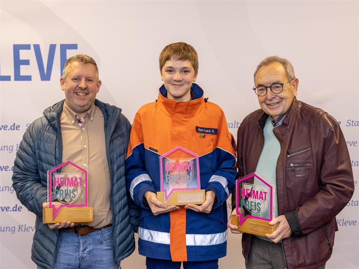 Über den 1. Preis freute sich in 2024 die Jugendfeuerwehr der Stadt Kleve, mit dem 2. Preis wurde der Kellener Heimat- und Kulturverein Cellina ausgezeichnet, den 3. Preis konnte der Mosaik – Familienkundliche Vereinigung für das Kleverland mit nach Hause nehmen. Foto: Stadt Kleve