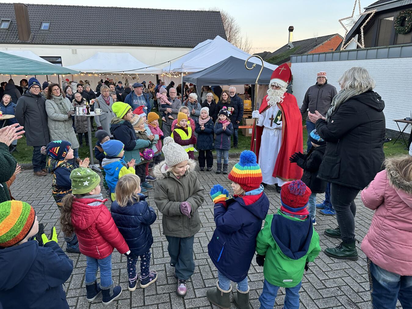 Über den Besuch des Nikolaus freuten sich vor allem die kleinen Besucher. Foto: privat