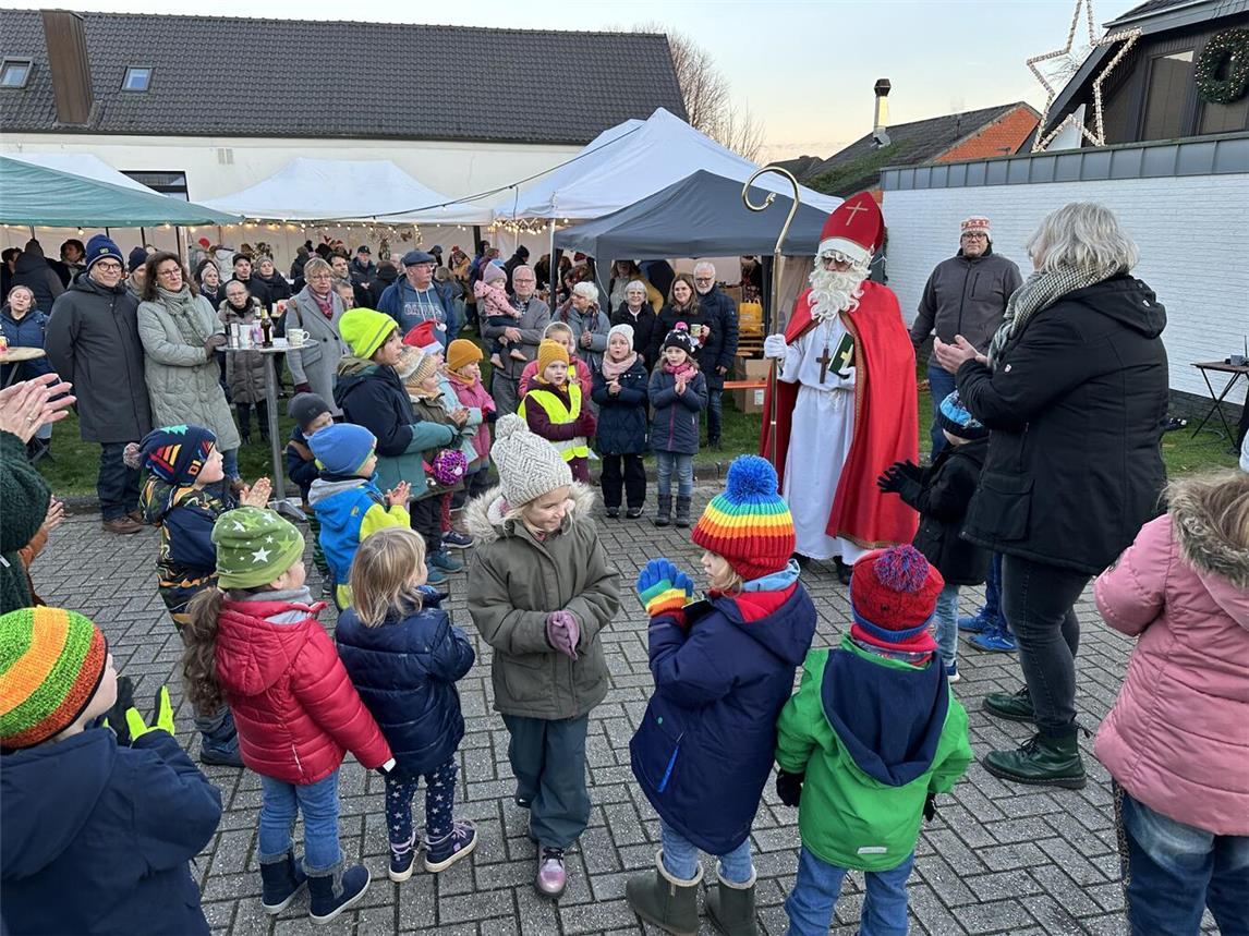 Über den Besuch des Nikolaus freuten sich vor allem die kleinen Besucher. Foto: privat