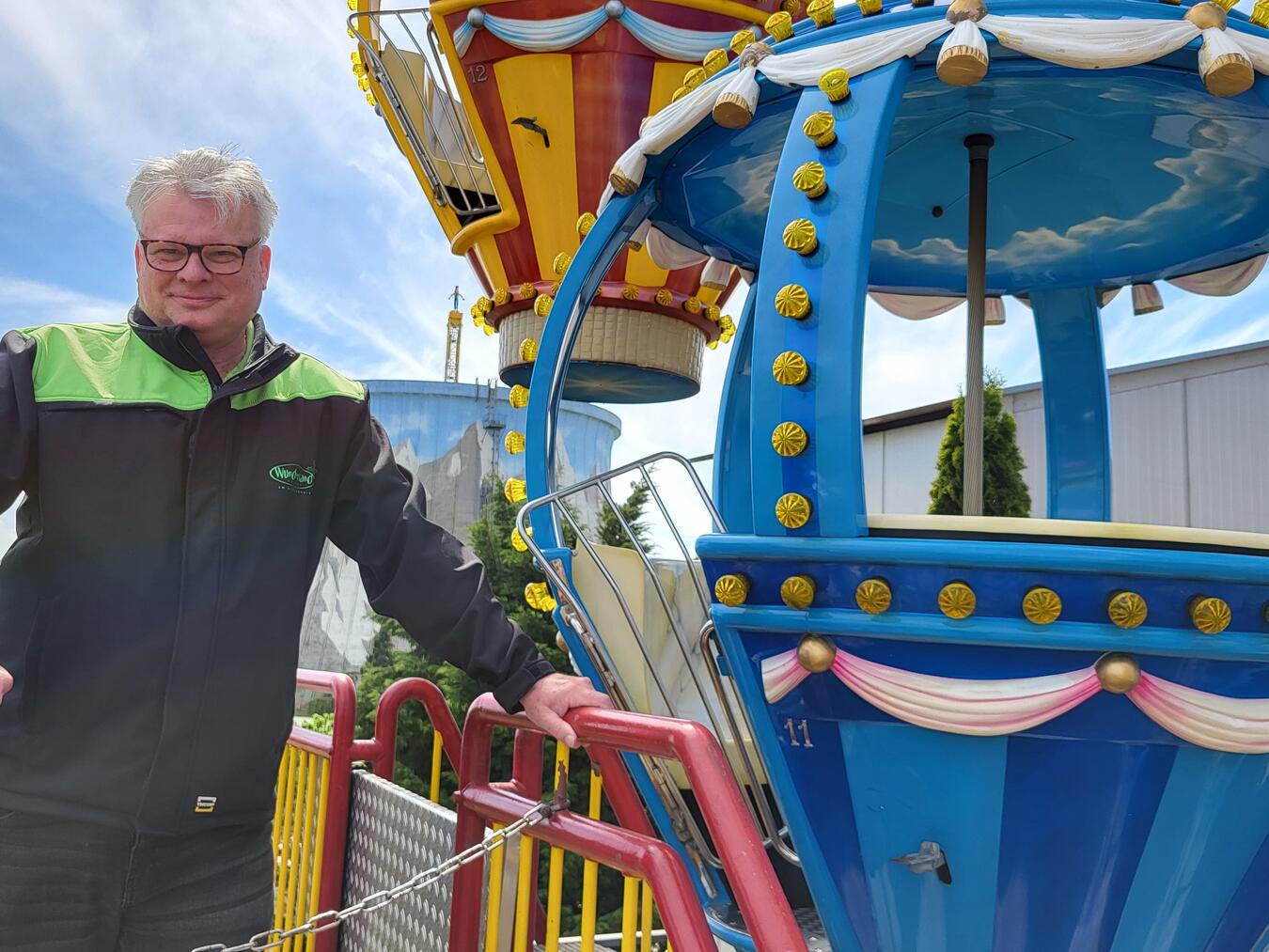 Über den Dächern des Wunderlands: Walter Brüker am Riesenrad, einem seiner Lieblings-Fahrgeschäfte im Familienpark. NN-Foto: MB