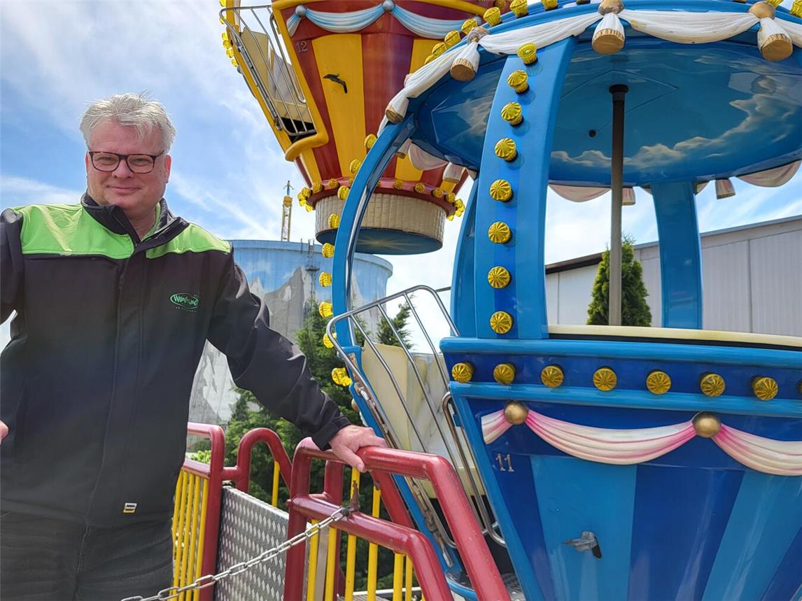 Über den Dächern des Wunderlands: Walter Brüker am Riesenrad, einem seiner Lieblings-Fahrgeschäfte im Familienpark. NN-Foto: MB