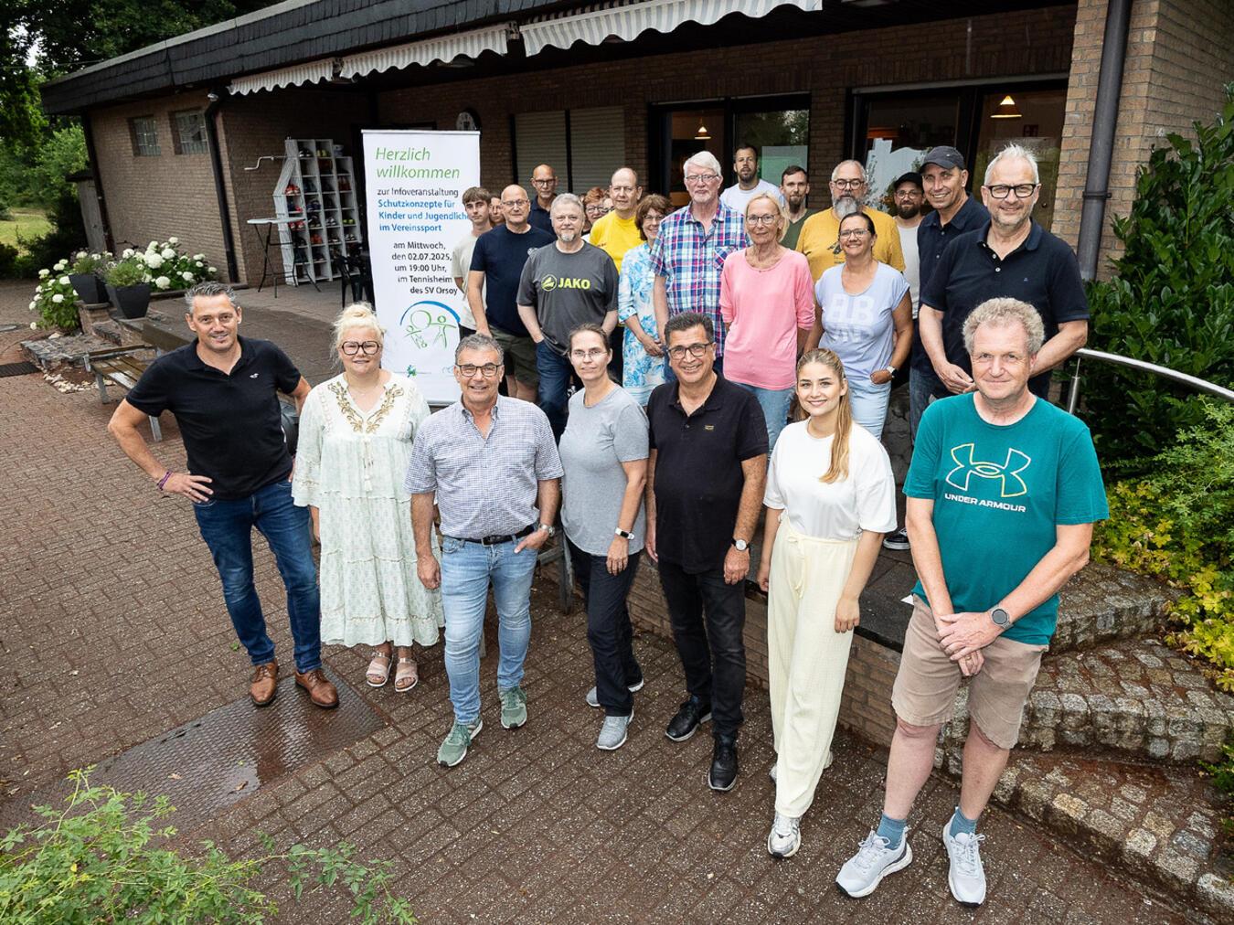 Über den gelungenen Infoabend freuen sich (v.l.): Bernd Hoffacker (TuS Borth), Ricarda van den Berg (Fachbereich Soziales), Bürgermeister Dietmar Heyde, Stefanie Kaleita (stellvertretende Fachbereichsleiterin Schule – Sport – Kultur) von der Stadt Rheinberg, Frank Tatzel (1. Vorsitzender Stadtsportverband Rheinberg), Sara Siewert (TuS 08 Rheinberg) und Philipp Berndtsen (SV Orsoy) Foto: Peter Meulmann