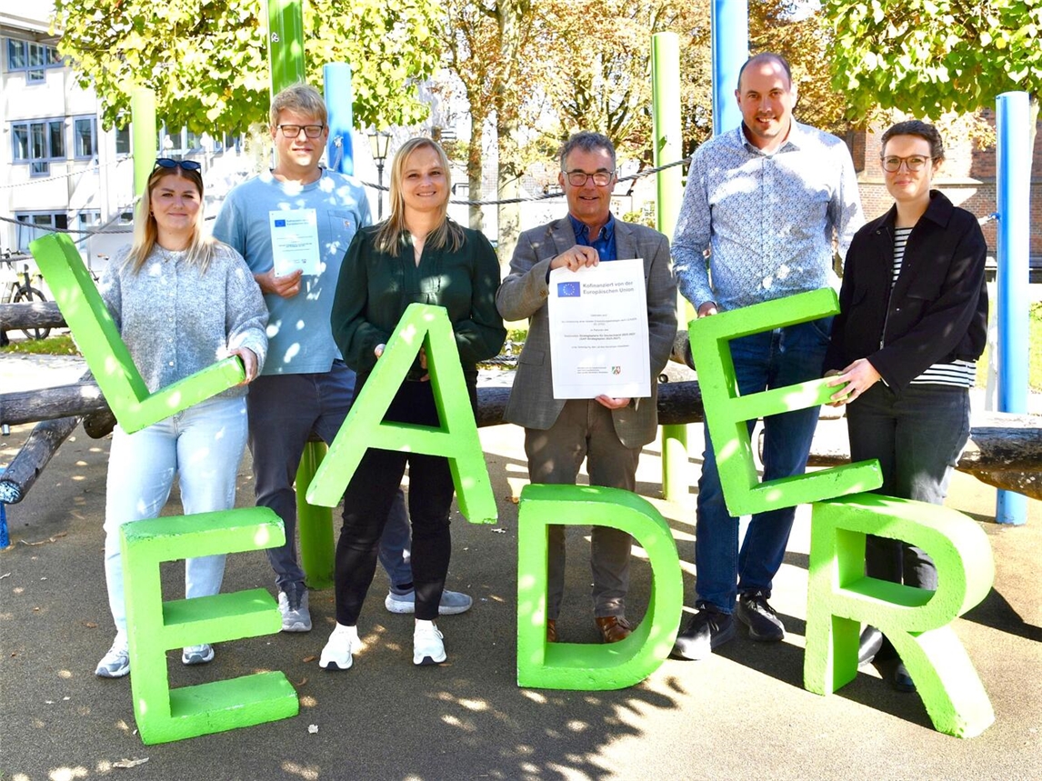 Über den LEADER-Förderbescheid freuten sich (v. l.): Celina Szupancsics und Tobias Müller vom Jugendzentrum Zuff!07, Isabel Opdemom (LAG Niederrhein), Bürgermeister Dietmar Heyde, Markus Kern (Tiefbau- und Gründflächenamt Stadt Rheinberg) und Kristin Hendriksen (LAG Niederrhein) Foto: Stadt Rheinberg