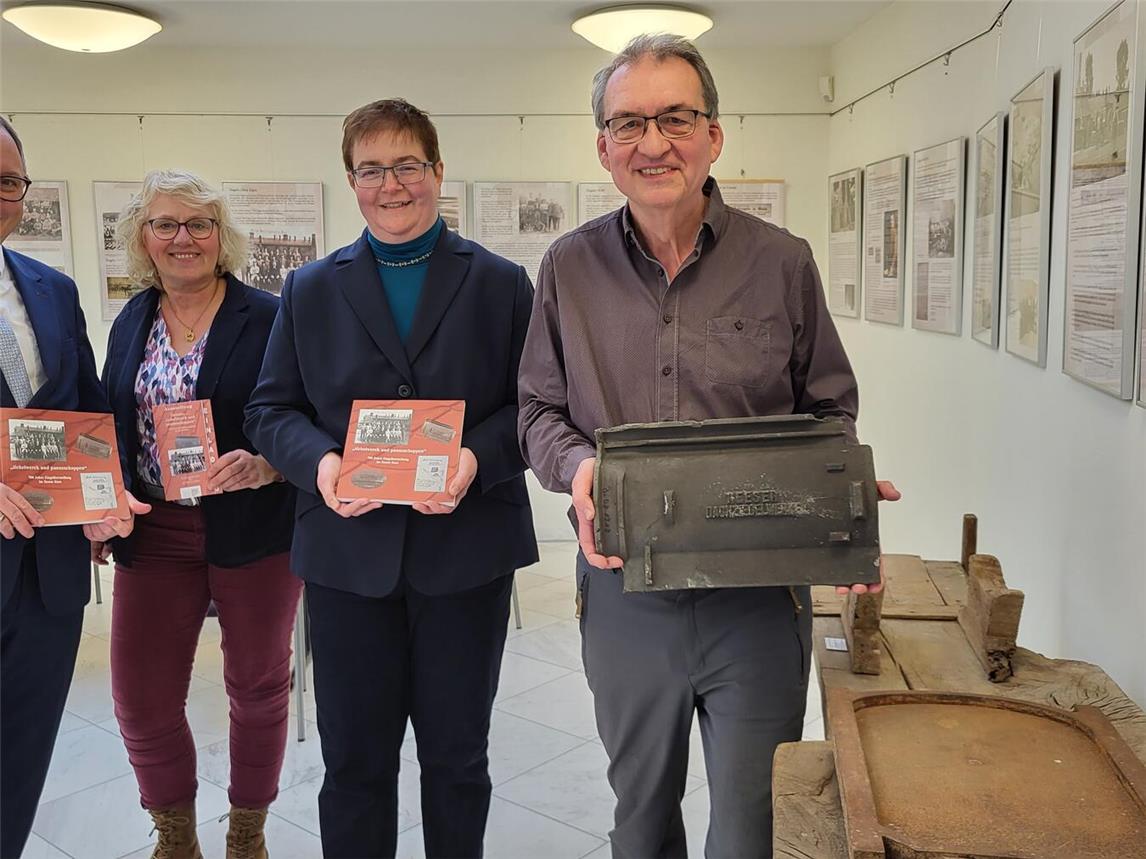 Über die 700-jährige Geschichte der Ziegelherstellung in Rees informiert die von Peter von Bein (r.) zusammengestellte Ausstellung. Bürgermeister Sebastian Hense, Stadtarchivarin Tina Oostendorp und Kulturamtsleiterin Sigrid Mölleken werben für einen Besuch. NN-Foto: MB