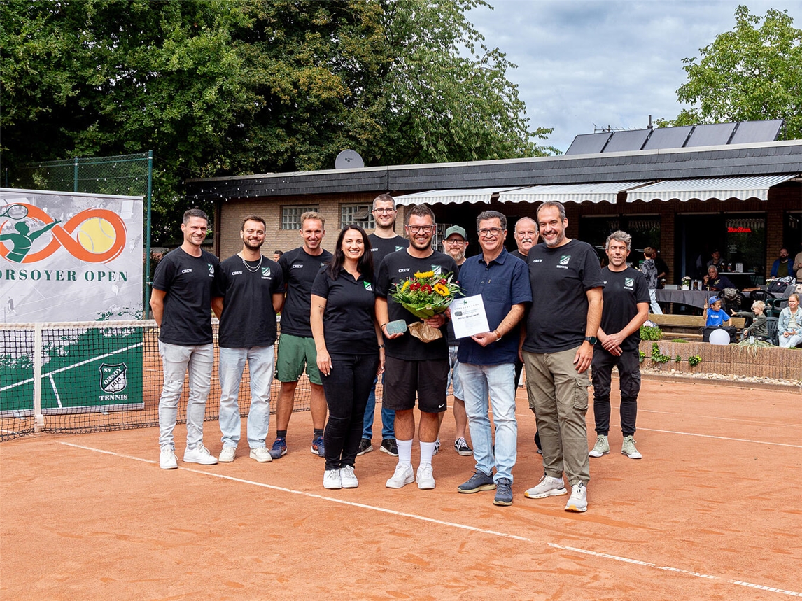 Über die Auszeichnung freuen sich (Foto, v.l.): Josephine Meyer (stellvertretende Vorsitzende Gesamtverein SV Orsoy), Adrian Fertykowski, Frank Tatzel (erster Vorsitzender Stadtsportverband Rheinberg) und Stephan Karl (erster Vorsitzender Tennisabteilung im SV Orsoy) Foto: Peter Meulmann