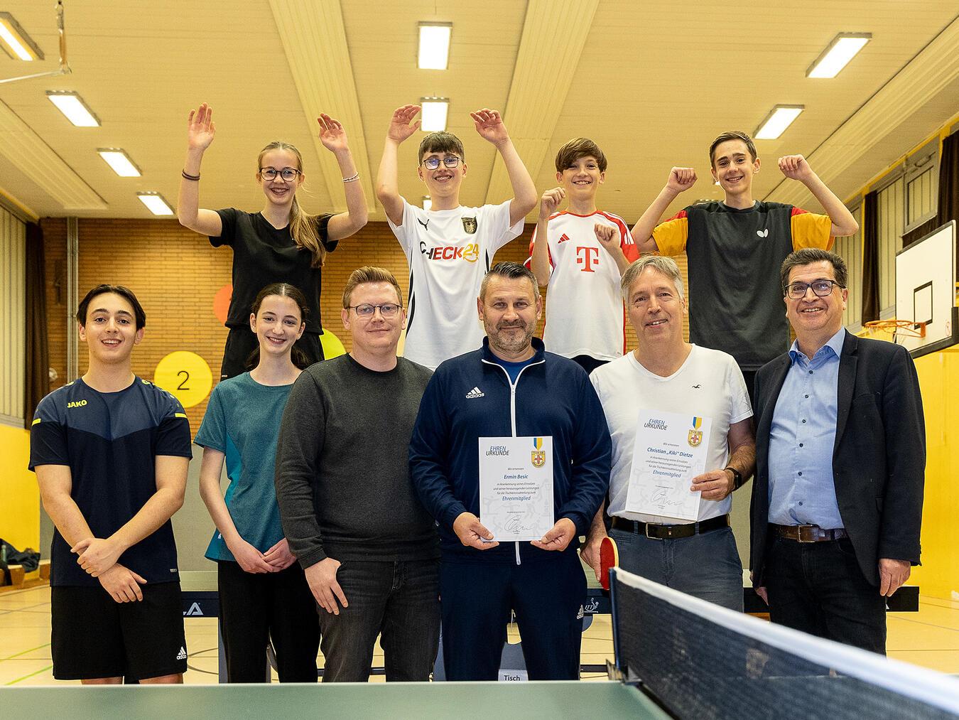 Über die Auszeichnung freuen sich v.l.: Maurice Gottwald (Abteilungsleiter Tischtennis), Ermin Besic, Christian Dietze, TuS 08-Präsident Frank Tatzel und die von Ermin Besic trainierten Nachwuchsspielerinnen und Nachwuchsspieler. ?????????Foto: Peter Meulmann