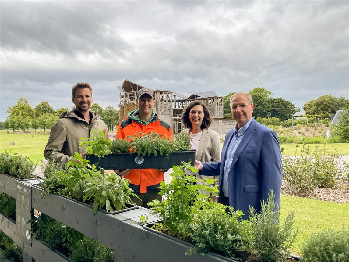 Über die blühende Kräuterpracht im Solegarten St. Jakob freuen sich, v.l: Michael Hermes (Firma Landgard), Marvin Ingenhaag (Betriebshof Kevelaer), Andrea Kirk (Kevelaer Marketing) und Wolfgang Toonen (Stadtwerke Kevelaer). Foto: Wallfahrtsstadt Kevelaer