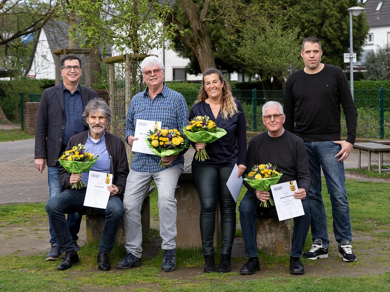 Über die Ehrungen freuen sich: Präsident Frank Tatzel, Peter Bender, Hans-Dieter Rameker, Sabine Neuhoff, Norbert Niewerth und Vize-Präsident Thomas Schrader (v.l.). Foto: Peter Meulmann