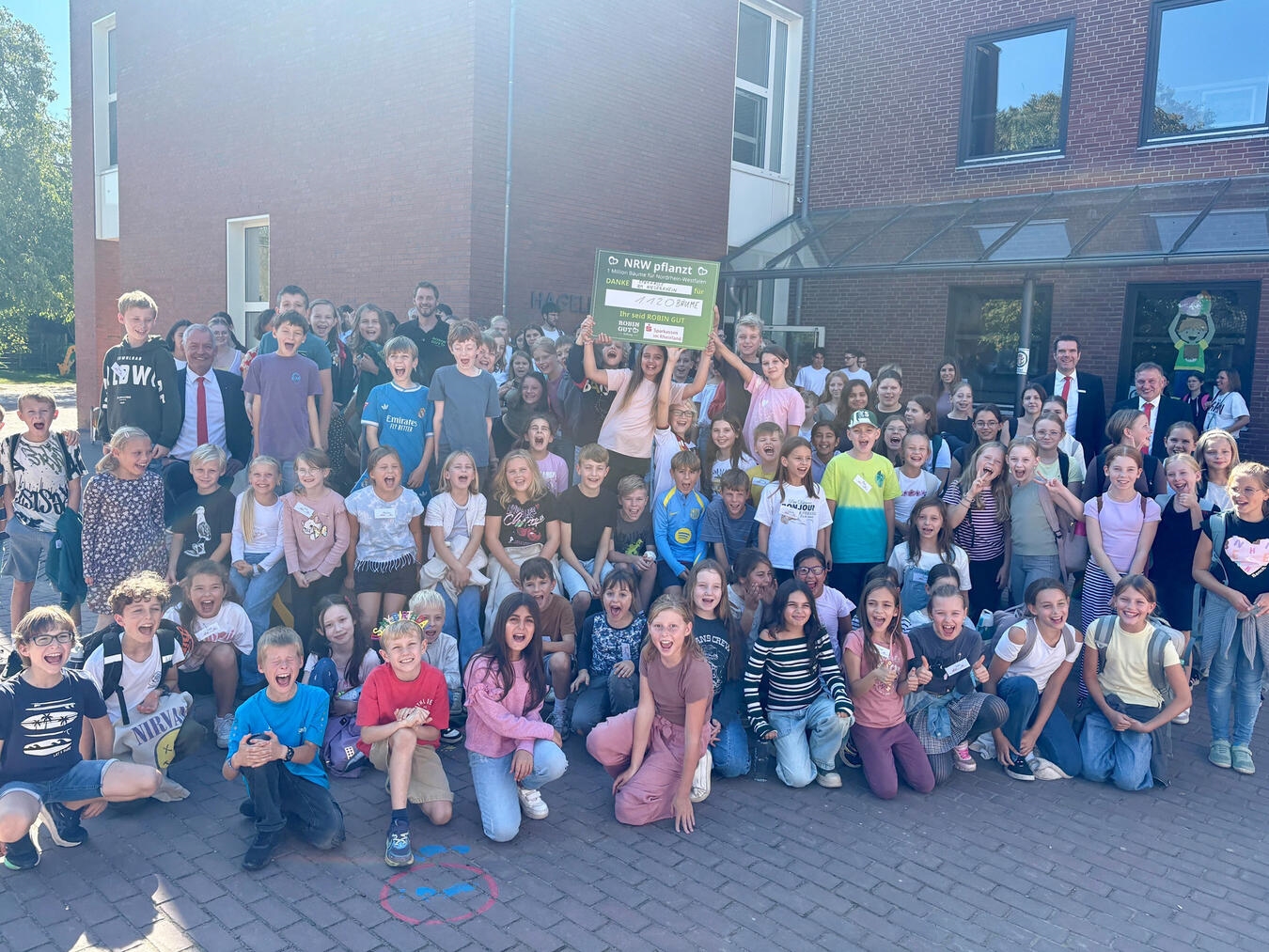 Über die ersten Bäume konnten sich die Schüler bereits freuen: Die Sparkasse am Niederrhein überreichte den symbolischen Scheck für 1120 Bäume. Foto: Sparkasse am Niederrhein