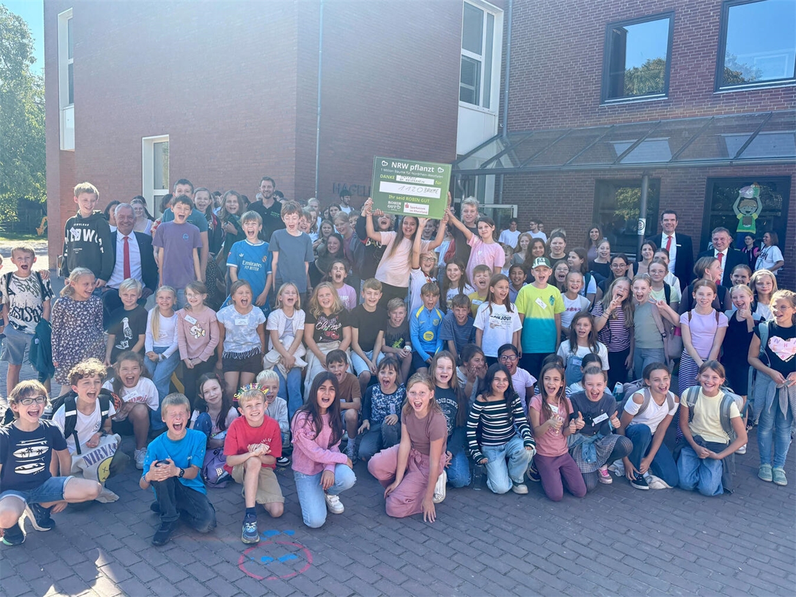 Über die ersten Bäume konnten sich die Schüler bereits freuen: Die Sparkasse am Niederrhein überreichte den symbolischen Scheck für 1120 Bäume. Foto: Sparkasse am Niederrhein