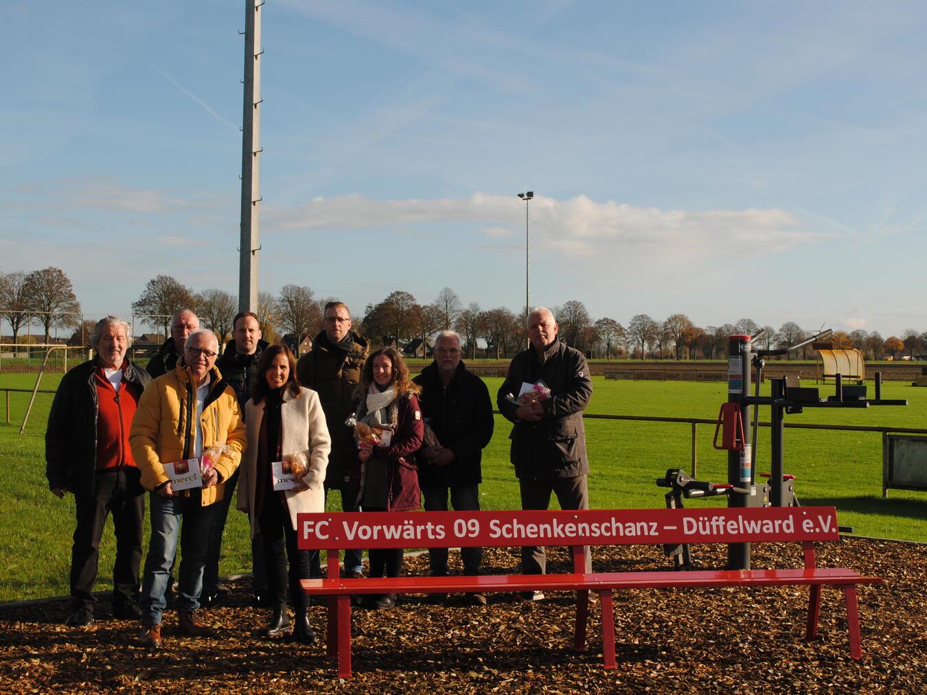 Über die Fertigstellung freuen sich Theo Brauer und Alfi Niklas von der Volksbank Kleverland, Nathalie Tebarth vom Kreissprtbund und stellvertretend für die örtlichen Sponsoren Andre und Heinz-Theo Haven und Michael Hagen sowie Detlev Janßen, Andre Lucassen und Heinrich Maaßen vom Vereinsvorstand. Foto: FC Vorwärts 09