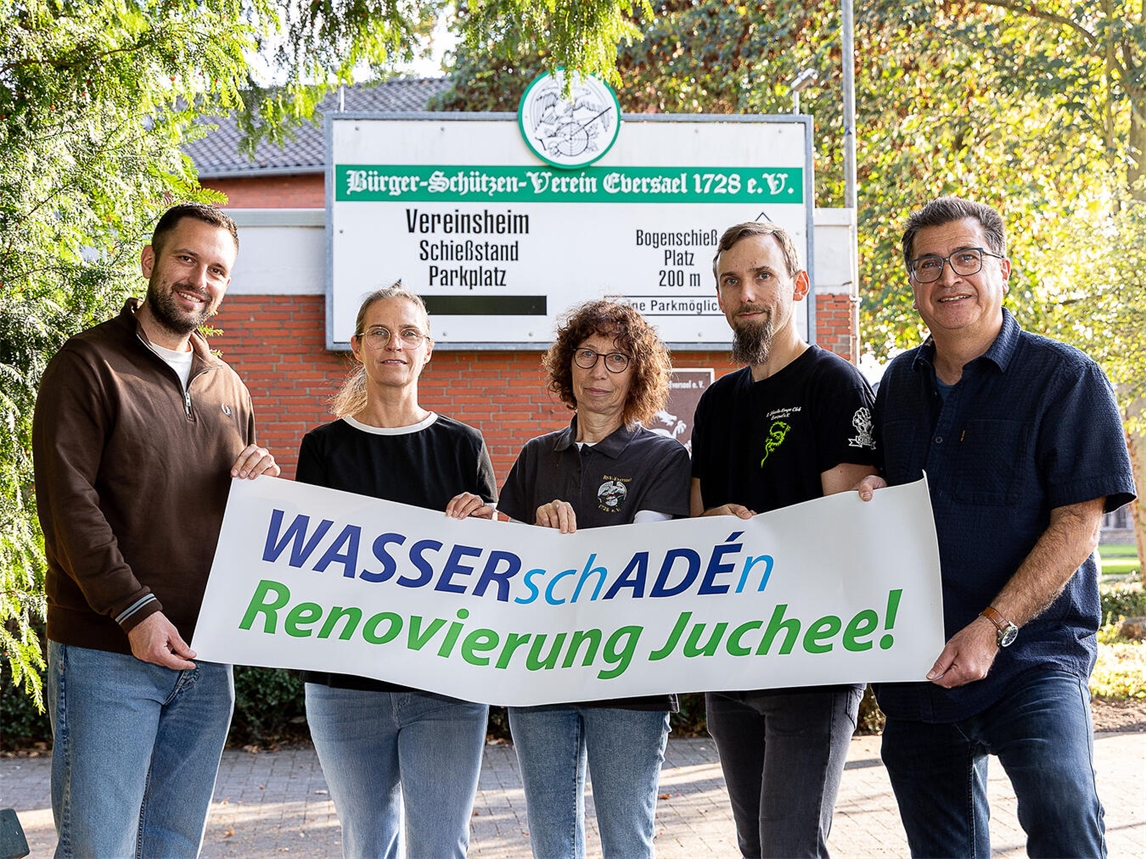 Über die gelungene Sanierung freuen sich (v.l.): Bürgermeister Philipp Richter, Stefanie Kaleita (stellvertretende Fachbereichsleiterin Schule – Sport – Kultur), Martina Maas (2. Vorsitzende BSV Eversael), David Schwandt (stellvertretender Sportleiter BSV Eversael) und Frank Tatzel (Vorsitzender Stadtsportverband Rheinberg). Foto: Peter Meulmann