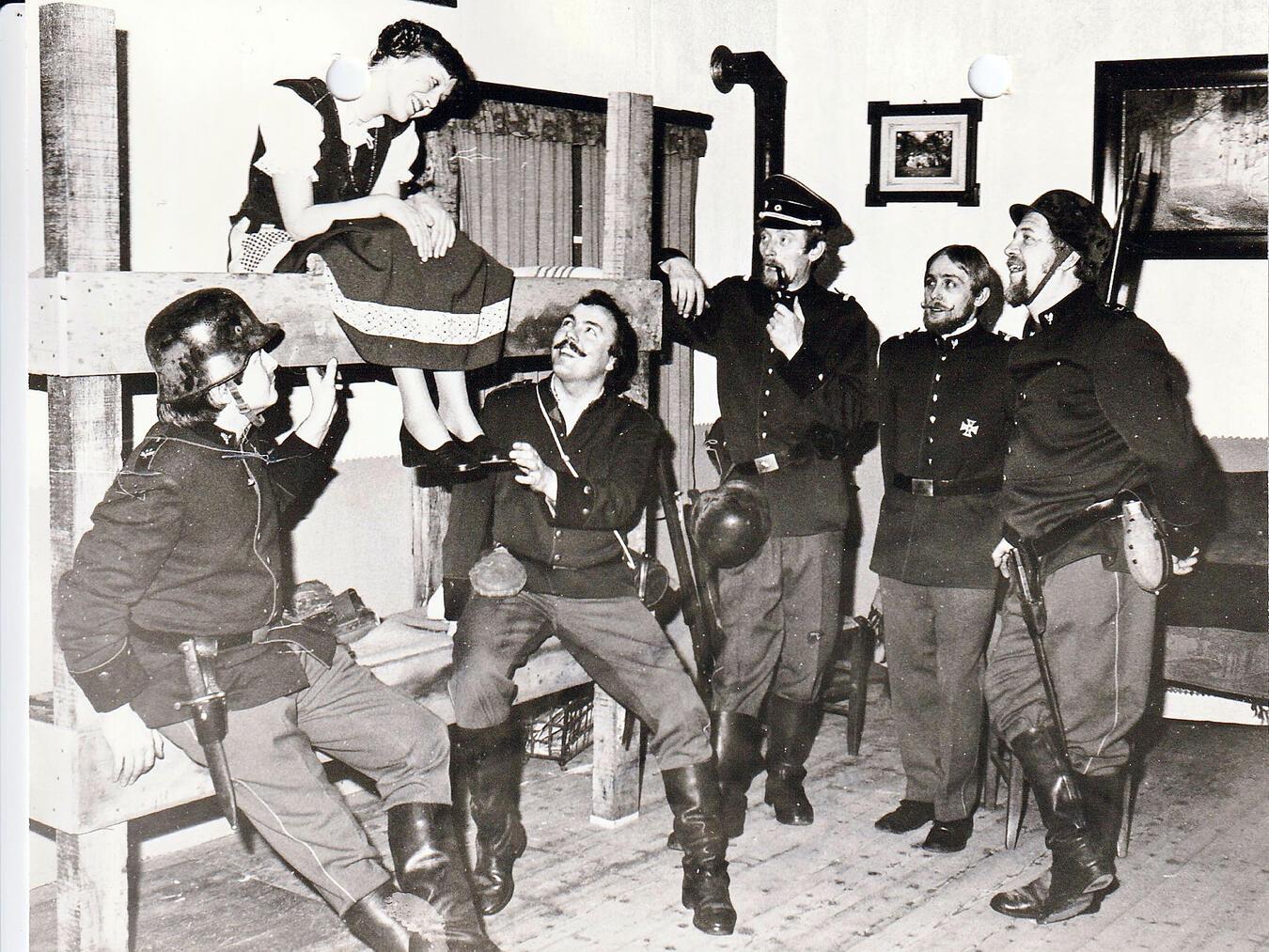 Über die Jahre hat der Theaterverein zahlreiche Stücke aufgeführt. Hier eine Aufnahme von der Komödie „Der Etappenhase“. Fotos: privat