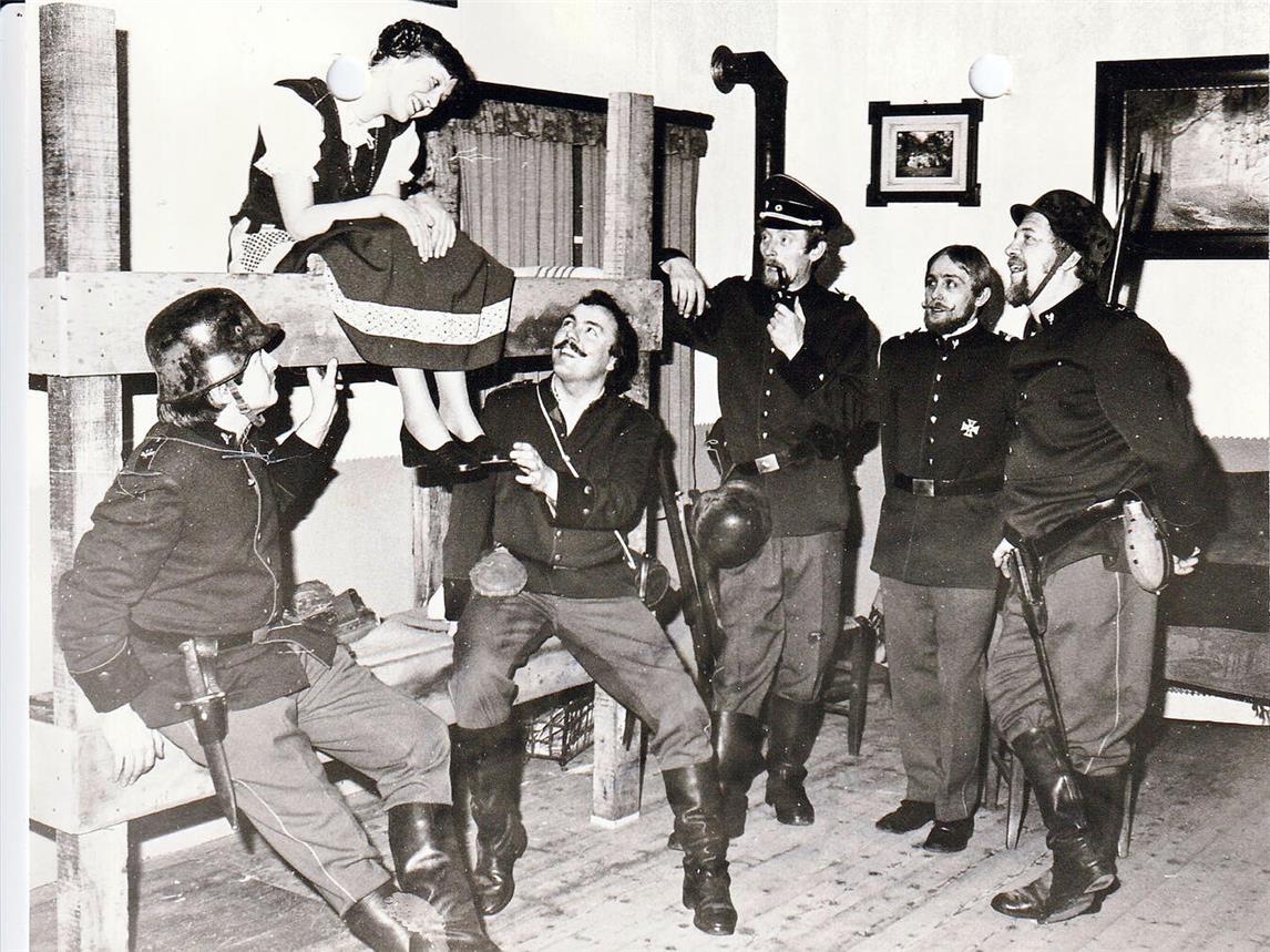 Über die Jahre hat der Theaterverein zahlreiche Stücke aufgeführt. Hier eine Aufnahme von der Komödie „Der Etappenhase“. Fotos: privat